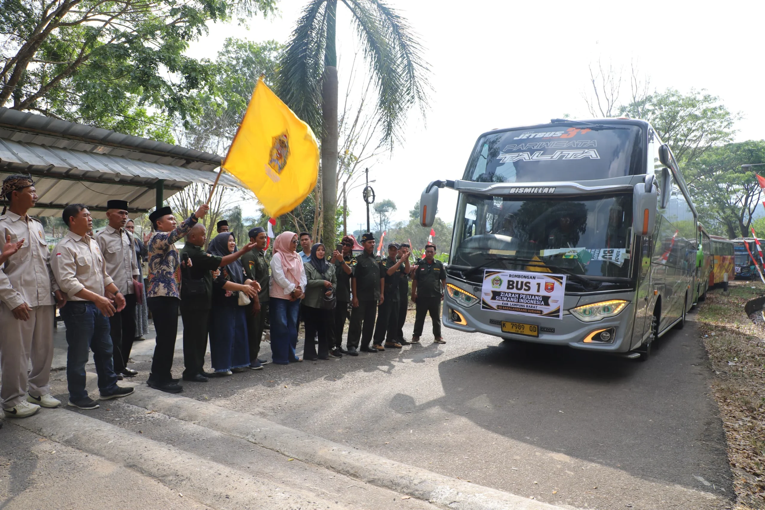 Pelepasan  700 Jamaah Pejuang Siliwangi oleh bupati  Lampung Barat Parosil Mabsus  Menuju Subang Jawa Barat Lakukan Silaturrahmi.