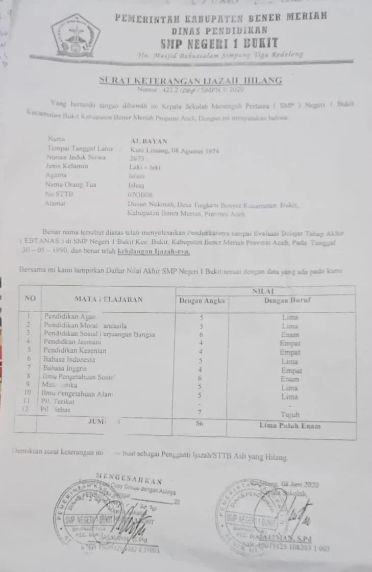 Prof Sutan Nasomal Soroti Ijazah Hilang: Harus Diperkuat LP Polisi dan Nomor RegistrasiBENER MERIAH —Dugaan penggunaan surat keterangan ijazah hilang sebagai salah satu persyaratan administrasi dalam proses pencalonan dan pengangkatan aparatur desa menjadi sorotan di Desa Tingkem Benyer, Kecamatan Bukit, Kabupaten Bener Meriah.Seorang warga berinisial An disebut sebelumnya pernah menjabat sebagai Petue selama satu periode. Kini, An kembali masuk dalam struktur pemerintahan desa dan disebut menjabat sebagai Wakil Petue.Informasi yang diperoleh menyebutkan, pada Kamis, 20 Agustus 2026, An telah mendapatkan SK pengangkatan untuk jabatan tersebut.Persoalan yang menjadi perhatian adalah dugaan penggunaan surat keterangan ijazah hilang dalam proses pemenuhan persyaratan administrasi.Masyarakat pun mempertanyakan bagaimana proses verifikasi dokumen dilakukan, termasuk keabsahan surat keterangan ijazah hilang serta apakah dokumen tersebut diterbitkan berdasarkan prosedur yang berlaku.Prof Sutan Nasomal: Keterangan Ijazah Hilang Harus Diperkuat LP PolisiMenanggapi persoalan tersebut, Prof. Dr. KH. Sutan Nasomal, S.H., M.H., Pakar Hukum Internasional sekaligus Ketua Umum Perkumpulan Advokat Muda Indonesia (PAMID), menjelaskan bahwa kehilangan ijazah harus memiliki dasar administrasi yang jelas dan dapat dipertanggungjawabkan.Hal tersebut disampaikan Prof. Sutan Nasomal saat menjawab pertanyaan sejumlah pimpinan redaksi media cetak dan online terkait persoalan ijazah hilang di wilayah Kabupaten Bener Meriah, Nanggroe Aceh Darussalam, dari Markas Pusat Partai Oposisi Merdeka, Jakarta, Jumat (23/8/2026), melalui sambungan telepon seluler.
Menurut Prof. Sutan Nasomal, apabila ijazah seseorang hilang karena berbagai sebab, seperti kebakaran, tercecer, atau sebab lainnya, pihak sekolah dapat menerbitkan ijazah duplikat atau surat keterangan sesuai ketentuan yang berlaku.Namun, menurutnya, proses tersebut harus didukung dengan laporan kehilangan kepada kepolisian.“Masalah kasus ijazah hilang karena satu hal, kebakaran dan tercecer dan lain-lain, memang dapat dikeluarkan ijazah duplikat oleh pihak sekolah, baik negeri maupun swasta. Namun, dalam ijazah duplikat atau keterangan hilang yang dikeluarkan sekolah harus berdasarkan LP Polisi.”Ia menambahkan, nomor registrasi laporan polisi tersebut semestinya dicantumkan dalam dokumen sebagai bagian dari penguatan administrasi dan dasar penerbitan dokumen pengganti.“Dalam surat keterangan atau ijazah hilang dicantumkan nomor registrasi LP Polisi untuk menguatkan,” ujar Prof. Sutan Nasomal.Berlaku Juga untuk Ijazah Kejar Paket atau PKBM
Prof. Sutan Nasomal juga menyoroti dokumen pendidikan yang berasal dari program Kejar Paket maupun PKBM.Menurutnya, dokumen tersebut juga harus memenuhi ketentuan administrasi dan pengesahan dari pihak yang berwenang.“Sedangkan untuk ijazah Kejar Paket atau PKBM, ijazah harus ditandatangani pihak yang berwenang. Pihak Disdik juga sama, harus mencantumkan nomor registrasi LP Polisi,” jelasnya.Menurut Prof. Sutan Nasomal, kelengkapan administrasi tersebut penting untuk memastikan bahwa dokumen yang digunakan dalam suatu proses administrasi pemerintahan benar-benar dapat diverifikasi asal-usul dan keabsahannya.Perlu Verifikasi Sebelum Menarik Kesimpulan
Terkait kasus di Desa Ujung Geleu, seluruh dugaan tersebut tetap perlu diverifikasi oleh pihak berwenang.Pemeriksaan dapat dilakukan dengan mengecek surat keterangan kehilangan, nomor registrasi laporan polisi apabila ada, pihak yang menerbitkan dokumen, serta melakukan konfirmasi kepada sekolah atau lembaga pendidikan yang bersangkutan.Jika dokumen dinyatakan sah dan diterbitkan sesuai prosedur, maka hal tersebut dapat menjawab pertanyaan masyarakat.Sebaliknya, apabila dalam pemeriksaan ditemukan adanya dokumen yang tidak benar, dibuat secara tidak sah, atau digunakan dengan mengetahui bahwa dokumen tersebut tidak benar untuk memenuhi persyaratan jabatan, maka persoalan tersebut dapat berpotensi masuk ke ranah hukum.Namun, seseorang tidak dapat dinyatakan melakukan tindak pidana hanya berdasarkan dugaan atau pemberitaan. Unsur pidana dan pertanggungjawaban hukum harus dibuktikan melalui proses penyelidikan, penyidikan, serta mekanisme hukum yang berlaku.Masyarakat Minta Proses Transparan
Masyarakat berharap Pemerintah Desa Ujung Geleu, Pemerintah Kecamatan Bukit, Pemerintah Kabupaten Bener Meriah, serta instansi terkait dapat memberikan klarifikasi mengenai proses verifikasi persyaratan dan penerbitan SK tersebut.Transparansi diperlukan agar tidak muncul dugaan adanya kelalaian atau persoalan dalam proses administrasi pengangkatan aparatur desa.Redaksi memberikan ruang hak jawab dan klarifikasi kepada An, Pemerintah Desa Ujung Geleu, Pemerintah Kecamatan Bukit, Pemerintah Kabupaten Bener Meriah, pihak sekolah atau lembaga pendidikan terkait, serta pihak lainnya yang berkaitan dengan persoalan tersebut. Nara Sumber Prof Sutan Nasomal SH MH Pakar Hukum Internasional Ketua Umum Perkumpulan Advokat Muda Indonesia (PAMID) .