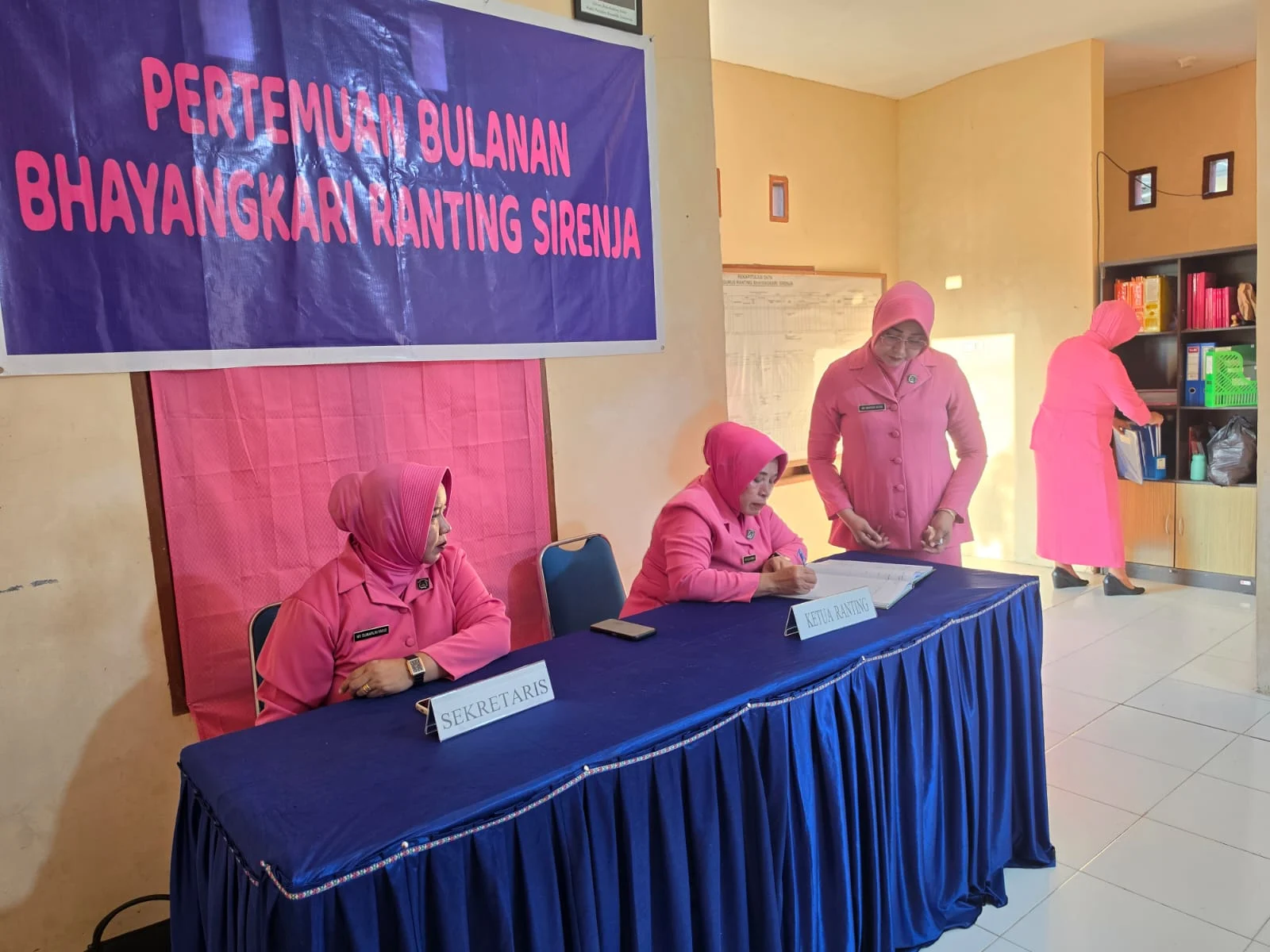 Ketua Bhayangkari Cabang Polres Donggala, Melalui Ketua Bhayangkari Ranting Sirenja Ny. Ella Ahmad Mengajak Ibu - Ibu Untuk Lebih Aktip Dalam Setiap Kegiatan 