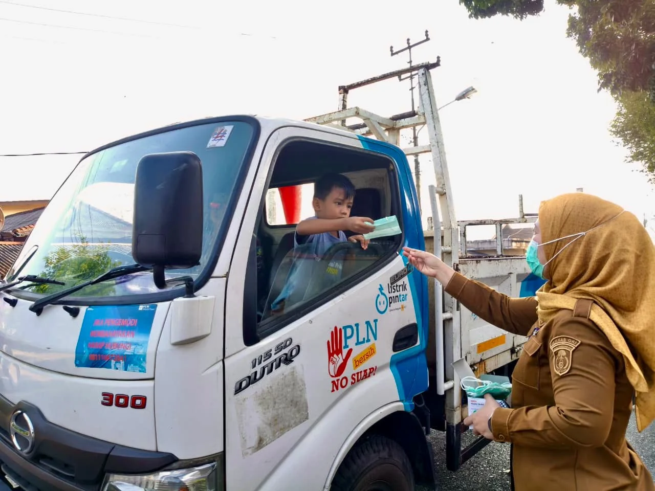 Kualitas Udara Menurun, Pemkab OKI Bagikan Masker dan Batasi Aktivitas Sekolah
