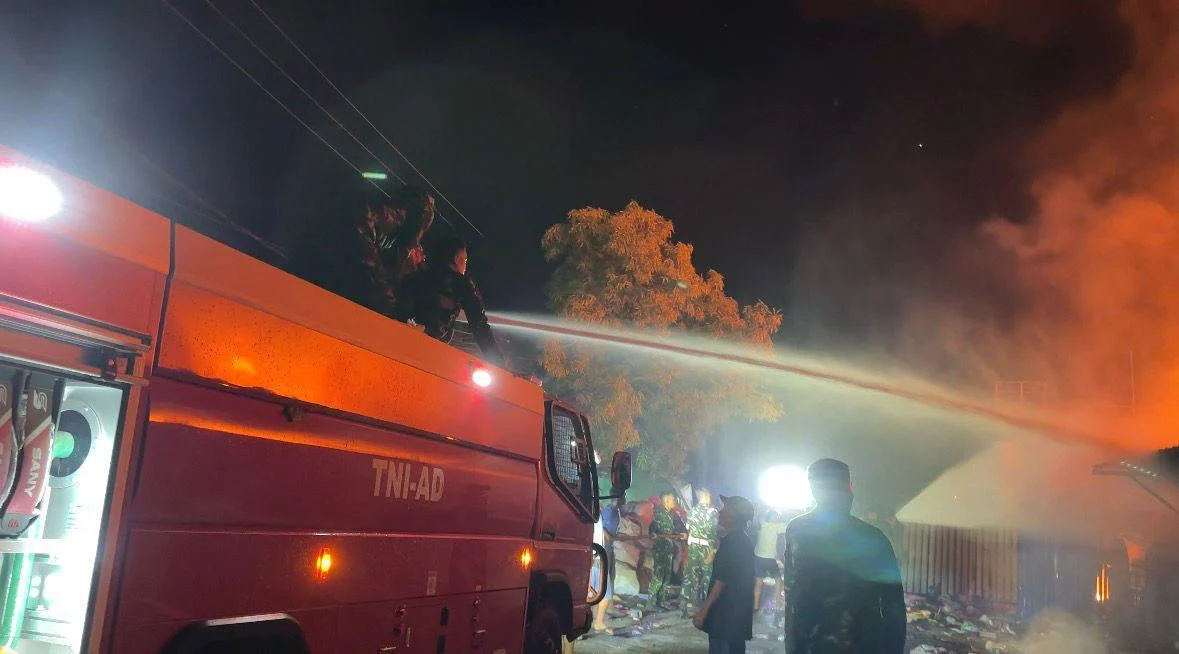 “Personel Brigif TP 30/KN Tangani Kebakaran Usaha Perabotan Rumah Tangga di Baiya