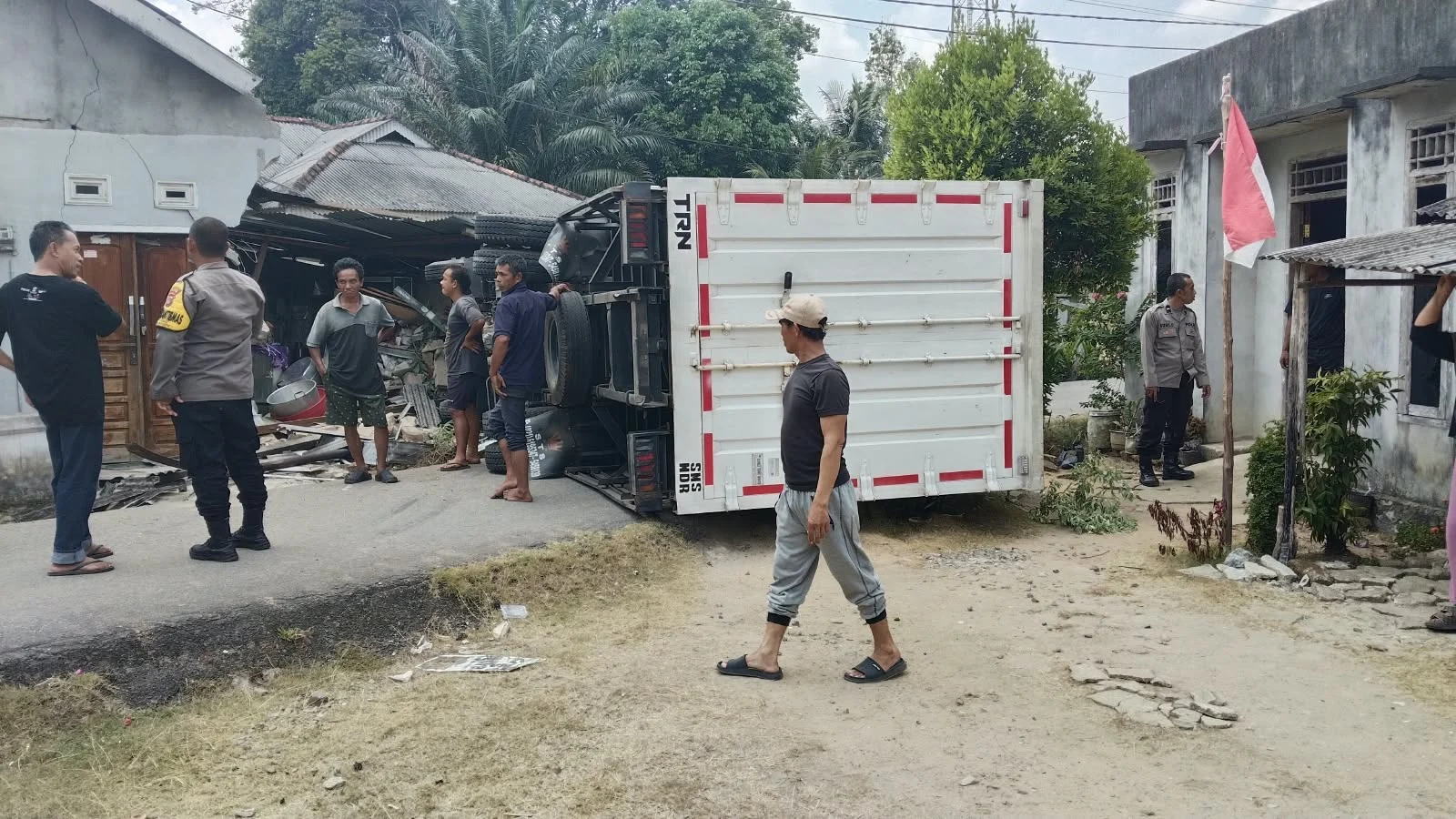 Truk Tabrak Rumah Warga di Pelangas, Polres Bangka Barat Tangani 4 Korban
