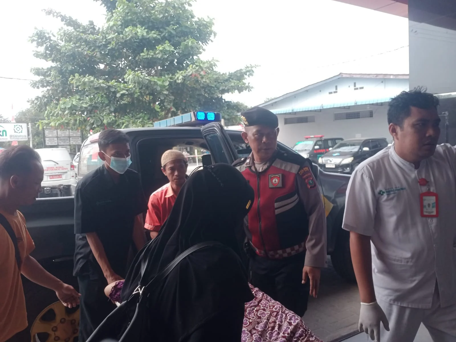 Patroli Samapta Polres Batu Bara Bantu Warga Sakit, Antar ke Rumah Sakit
