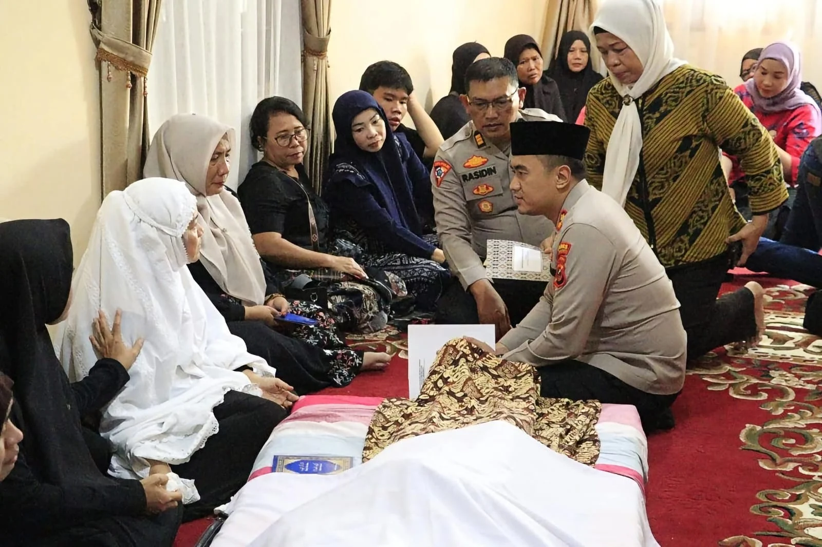 Kapolres Labuhanbatu AKBP Wahyu Berikan Penghormatan Terakhir kepada Alm. Aiptu Erwin Syahputra
