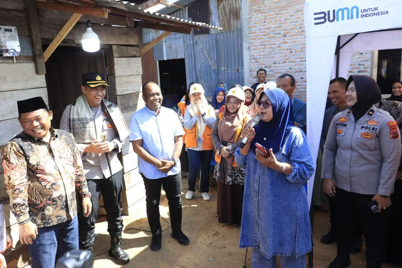 Kapolres Labuhanbatu AKBP Wahyu Launching Penyalaan Listrik Gratis untuk 7 Rumah Warga Kurang Mampu