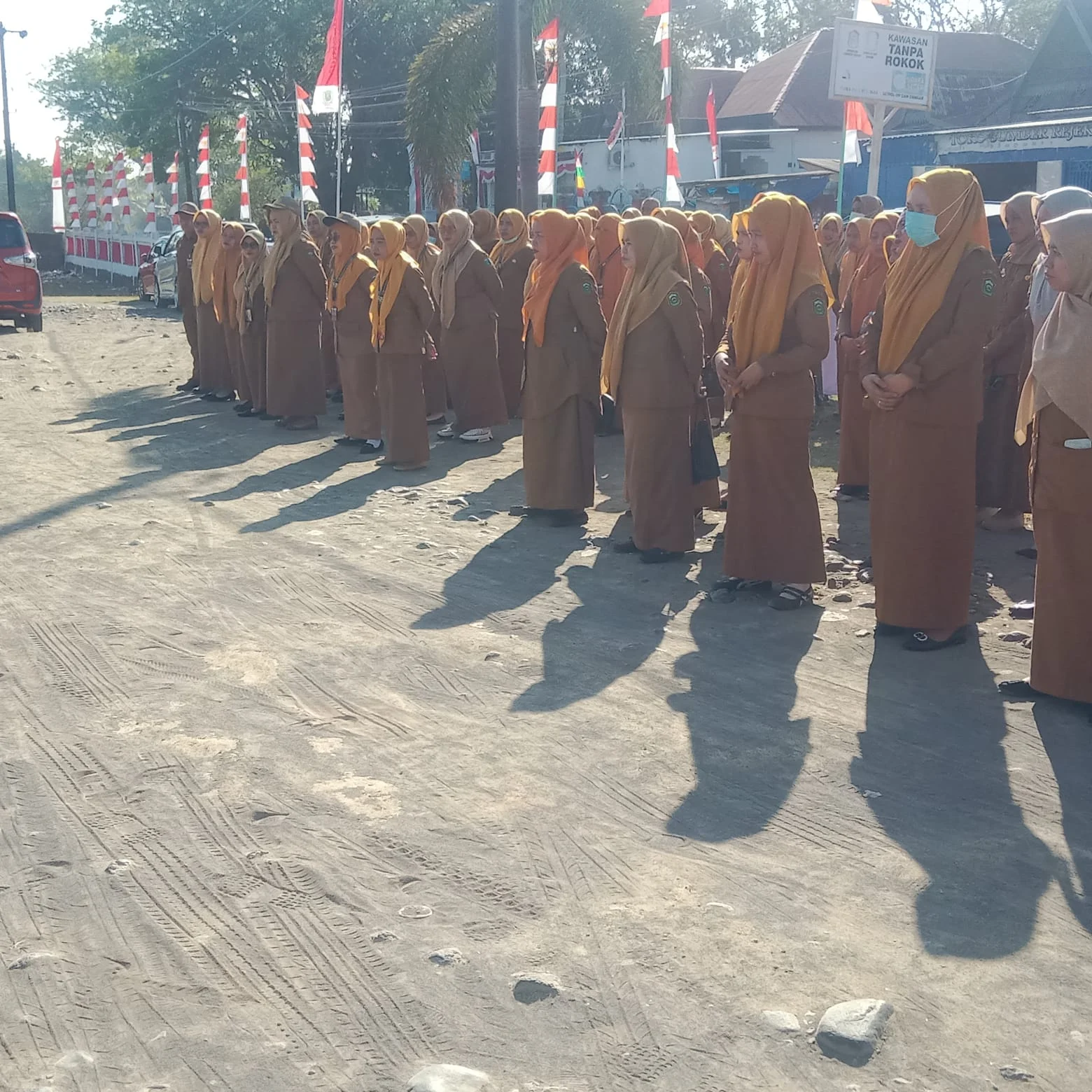 Camat Laikang Jadi Motivator, Apel Rutin Senin di Puskesmas Pattopakang Perkuat Disiplin dan Sinergi