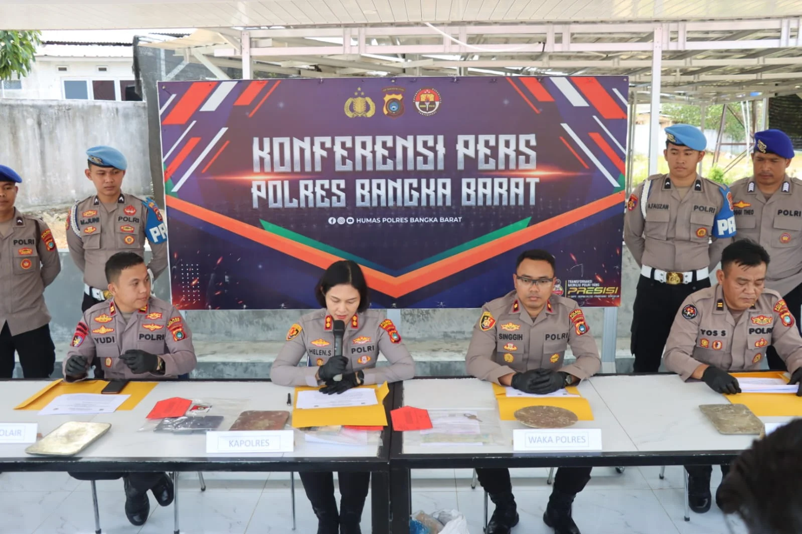 Polres Bangka Barat Gelar Konferensi Pers, Bongkar Modus 15 Balok Timah Disembunyikan di Bawah 10 Ton Tepung