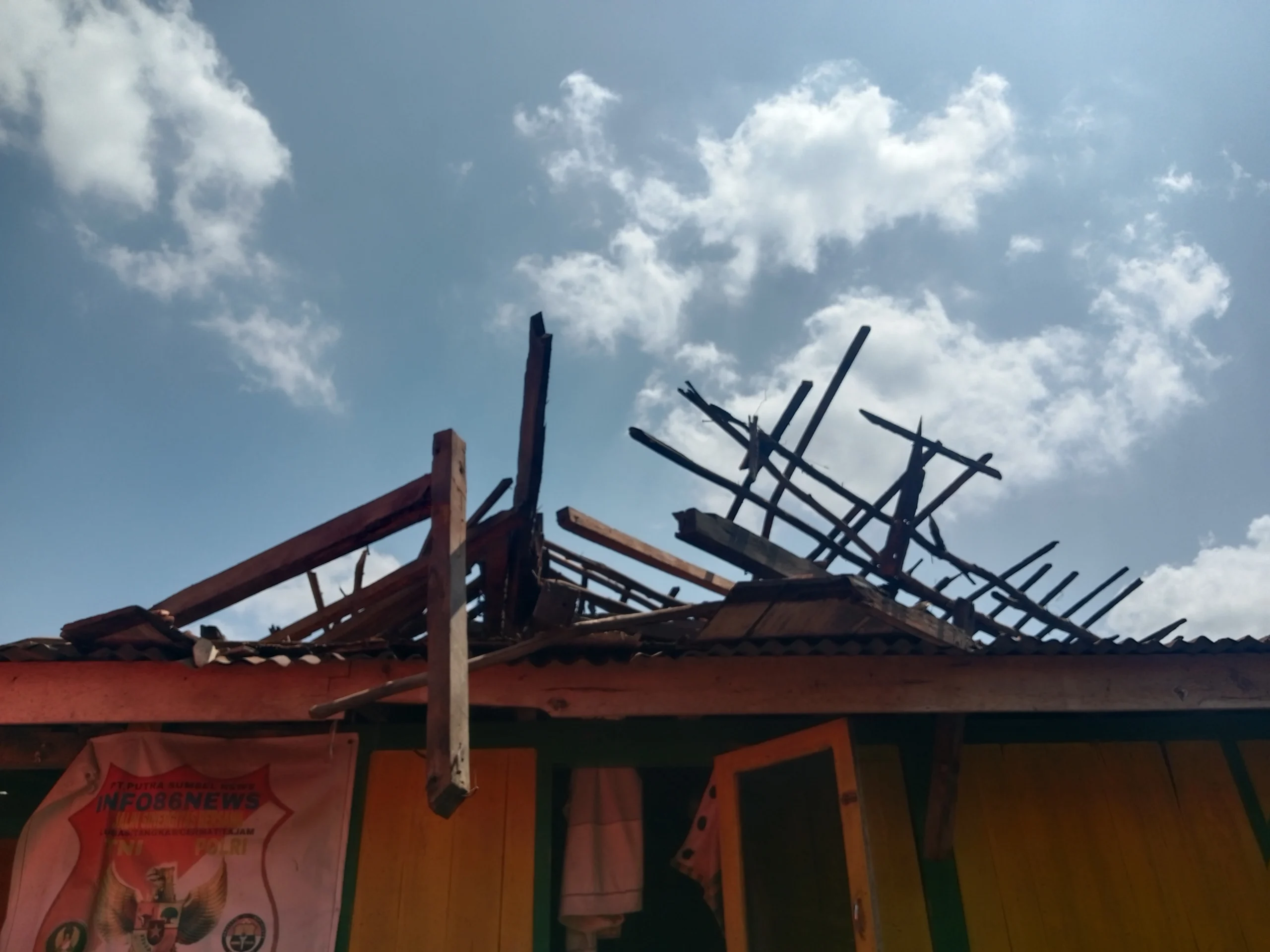 Rumah Warga Ambruk di Kayu Agung, Empat KK Terdampak; Bantuan Darurat Mulai Disalurkan
