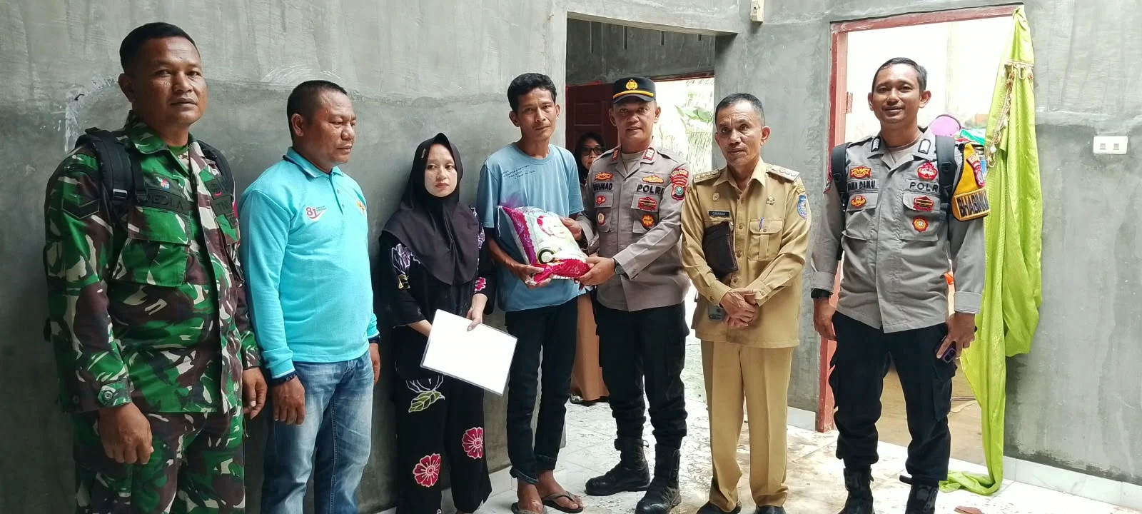 Kapolsek Air Putih Cek Rumah Warga Terdampak Angin Kencang, Salurkan Bantuan Sembako