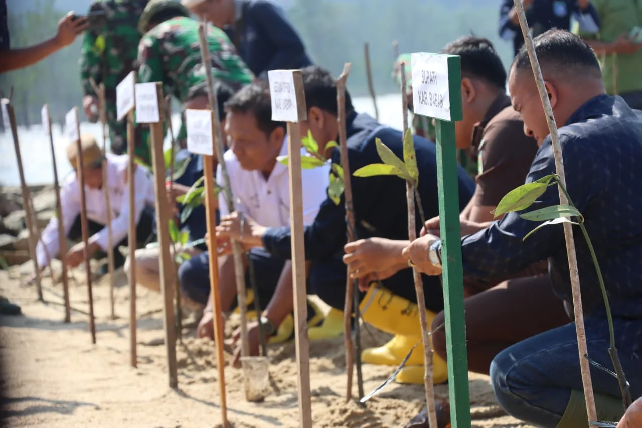 Kapolres Bangka Barat tanam mangrove dukung pelestarian pesisir