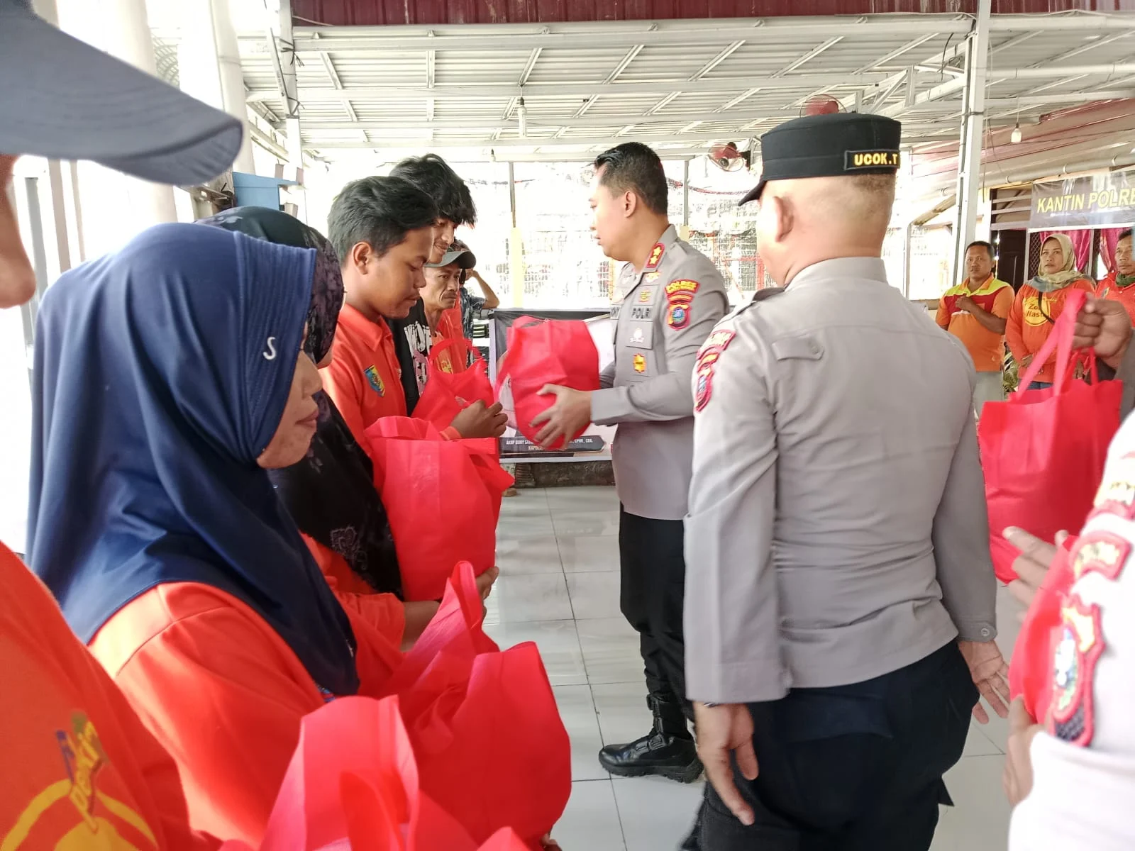 Jumat Curhat Bersama Petugas Kebersihan, Kapolres Batu Bara Perkuat Kemitraan dengan Masyarakat
