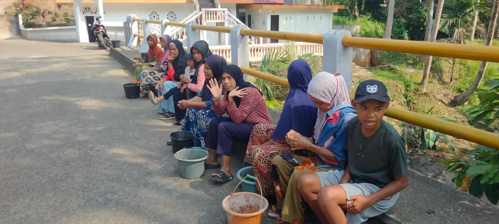 Semangat Gotong Royong Anak Nagari Minangkabau, Irwan Toni Bersama Pemuda dan Tokoh Masyarakat Perbaiki Jenjang Menuju Mata Air