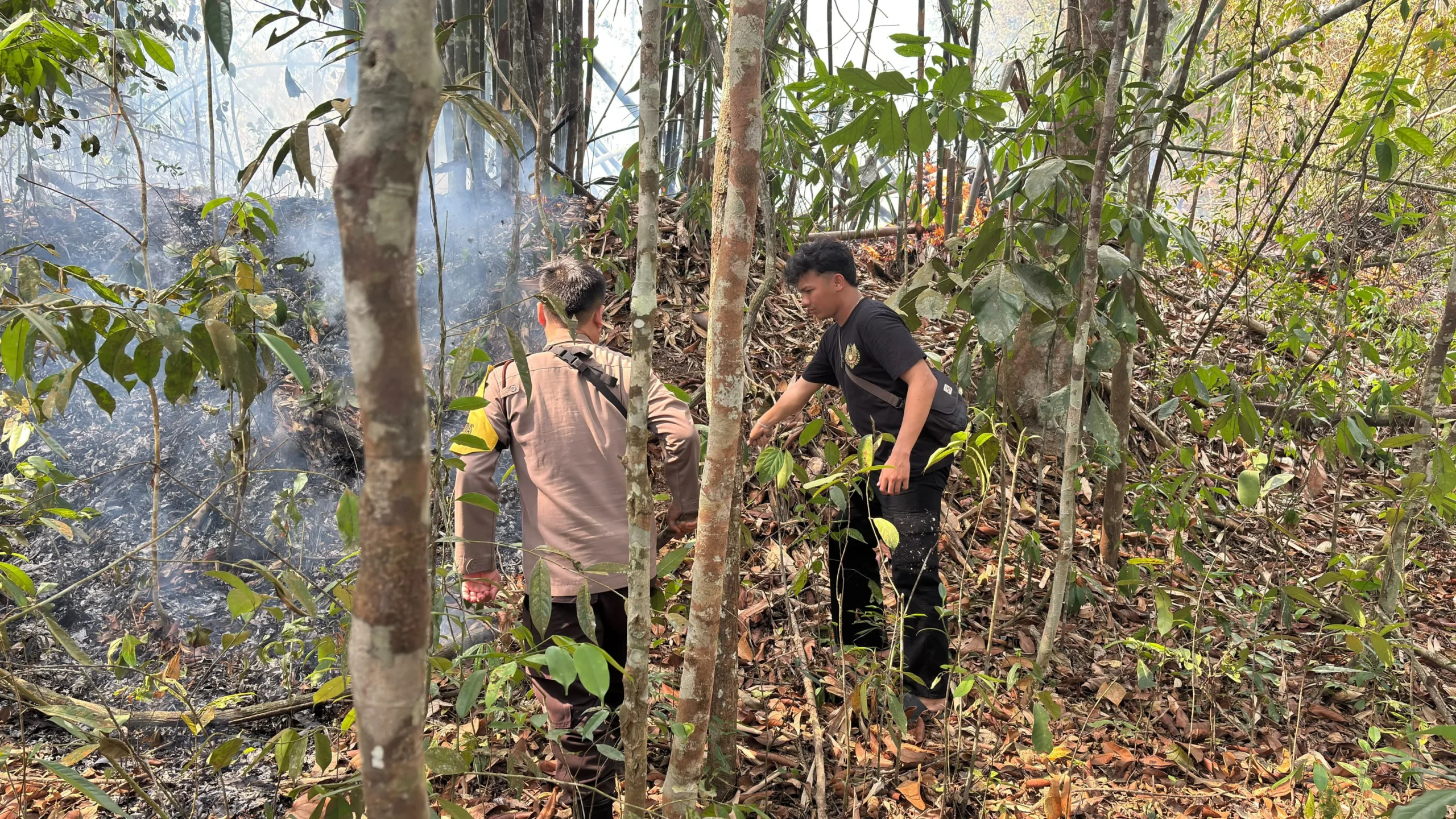 Gerak Cepat Polres Bangka Barat Tangani Karhutla di Air Bulin, Api Padam hingga Malam
