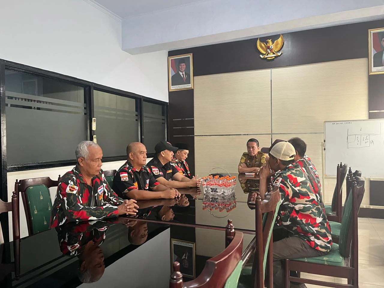 Silaturahmi Ke Bupati Dan Sinergitas MARCAB Ormas Laskar Merah Putih(LMP) Bersama Pejabat ASDA 1 Kab Ciamis Yang Penuh Kekeluargaan