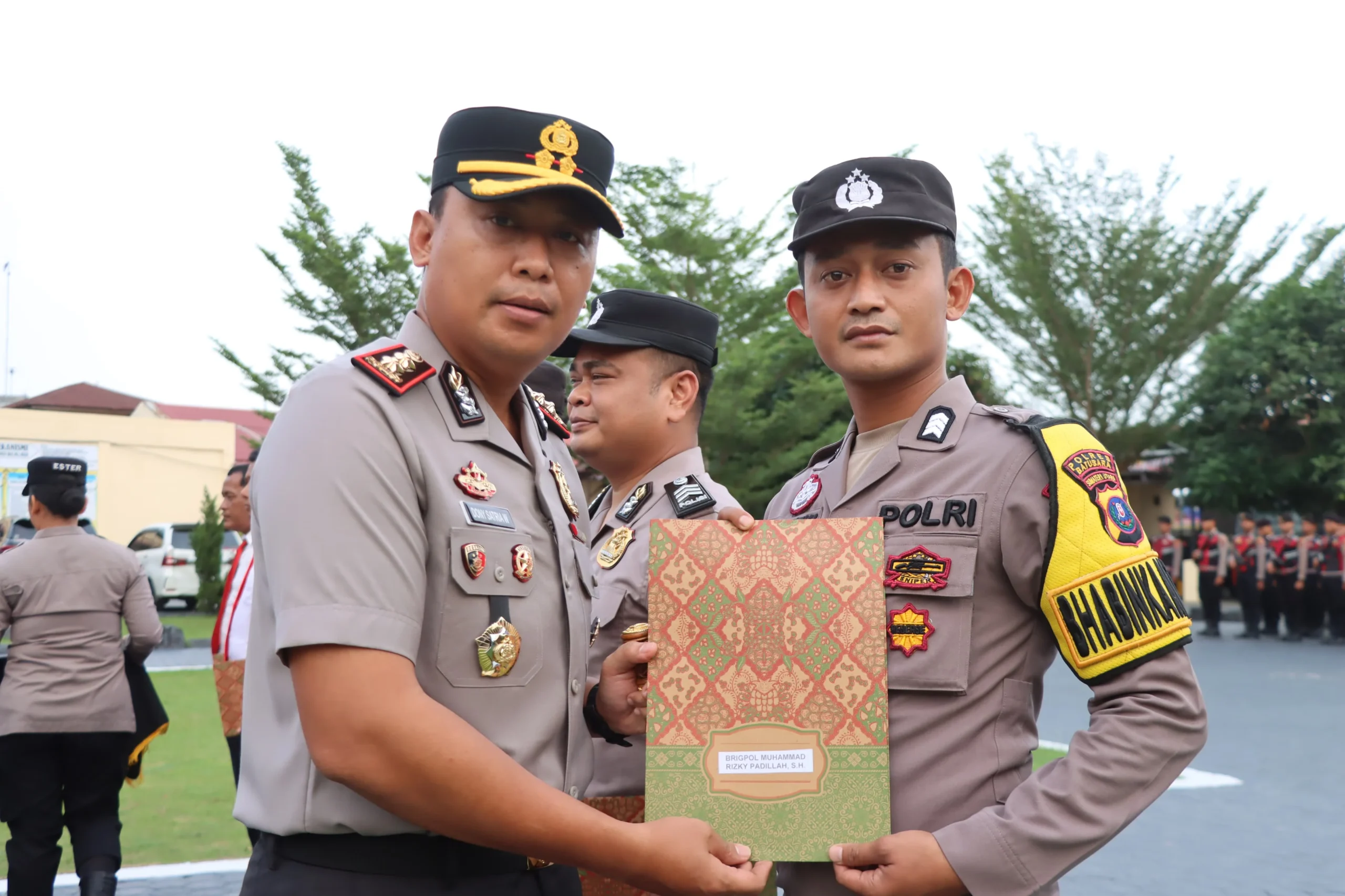 Kapolres Batu Bara Berikan Penghargaan kepada 28 Personel Berprestasi