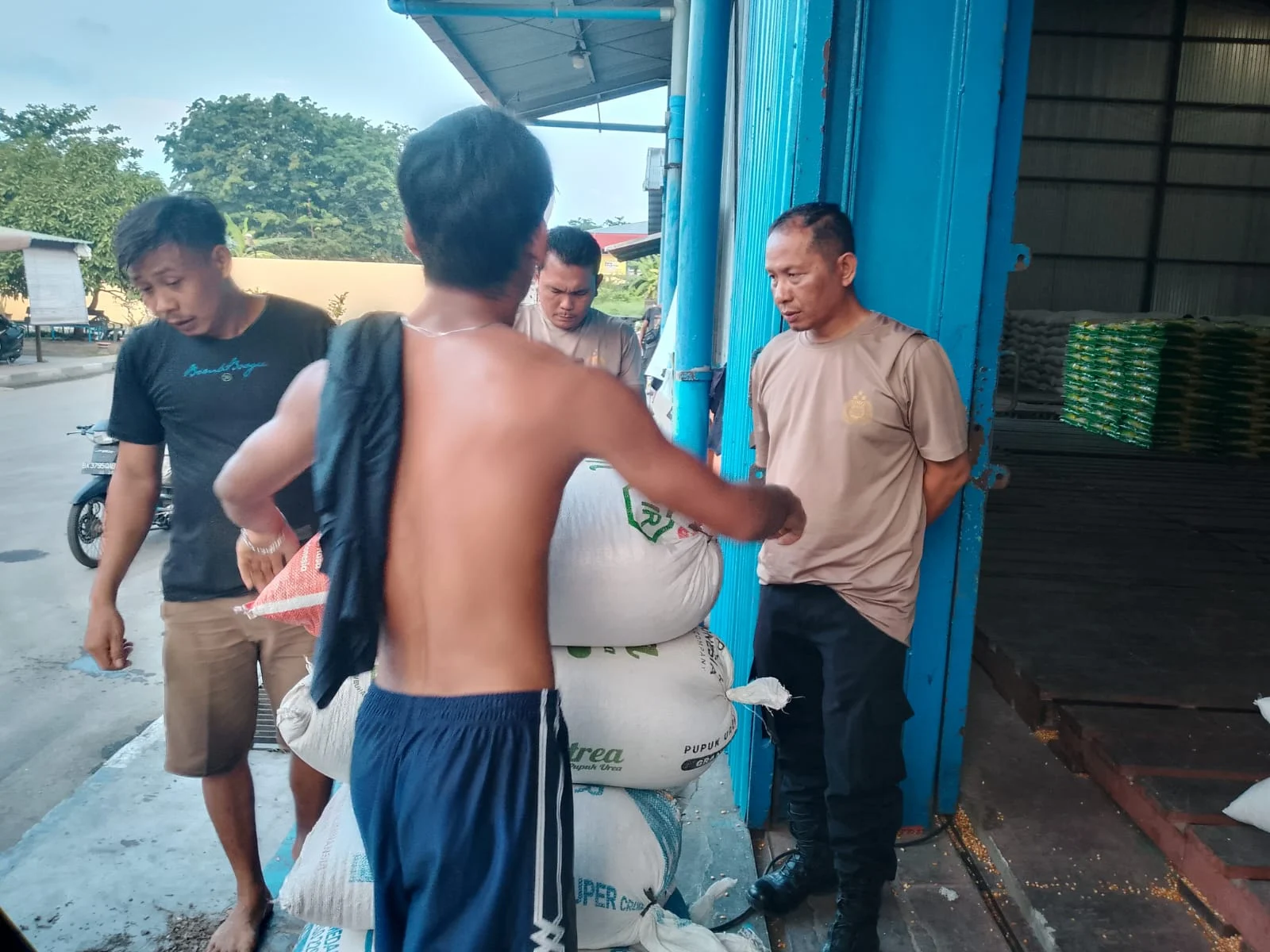 Polres Batu Bara Kembali Salurkan Hasil Panen Jagung ke Bulog Asahan
