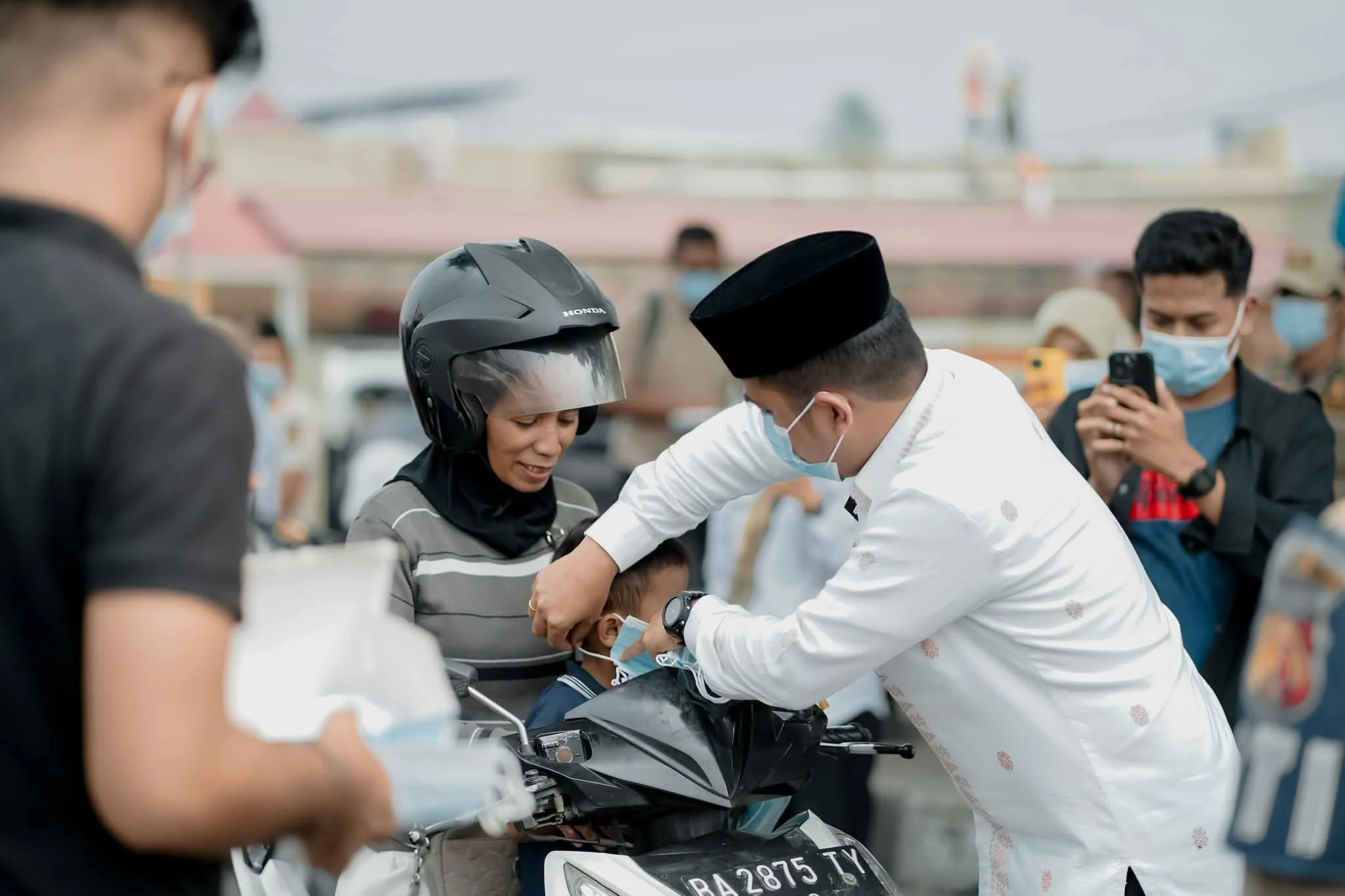 Hadapi Dampak Karhutla, Pemko Solok Bagikan 25.000 Masker Gratis kepada Masyarakat
