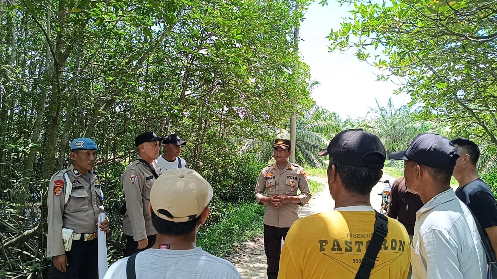 Cegah Karhutla Sejak Dini, Polsek Secanggang Ajak Warga Stop Bakar Sampah