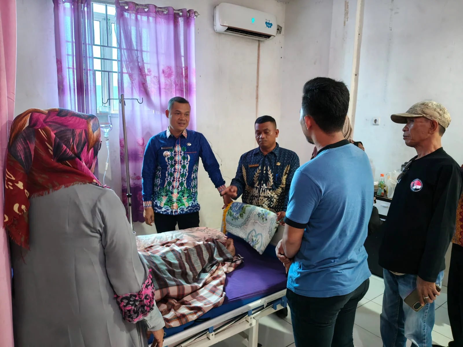Kepedulian MSN Labuhanbatu, Kini Camat Rantau Selatan dan Lurah Bakaran Batu Jenguk Nek Siti Khadijah di RS Hartati.