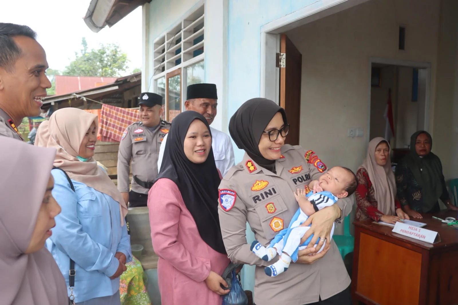 Kapolres Solok Sambangi Lansia Saat Kegiatan Posyandu di Nagari Koto Gaek.
