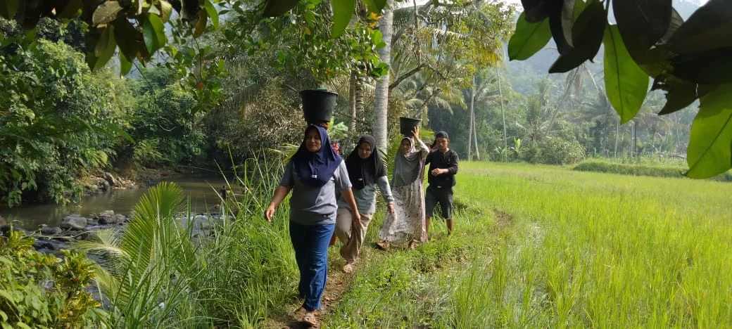 Warga Singkayan Nagari Minangkabau Goro Perbaiki Jalan, Angkut Material dari Sungai
