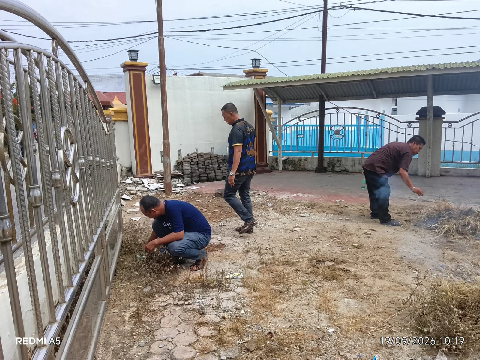 Kepling Padang Matinggi Dan Kepsek SDN 05 Ransel  Lakukan Bergotong Royong  Bersihkan Sampah Di Mesjid Uswatun Hasanah. 