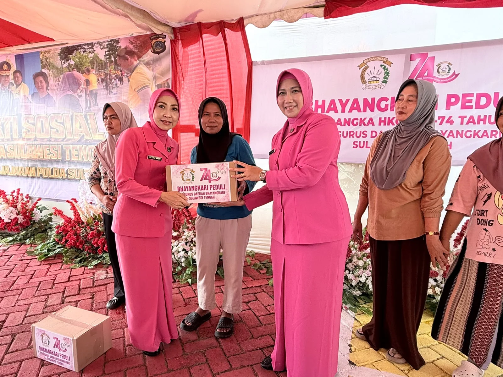*Ketua Bhayangkari Sulteng Bagikan 100 Paket Sembako untuk Warga Bungku Tengah