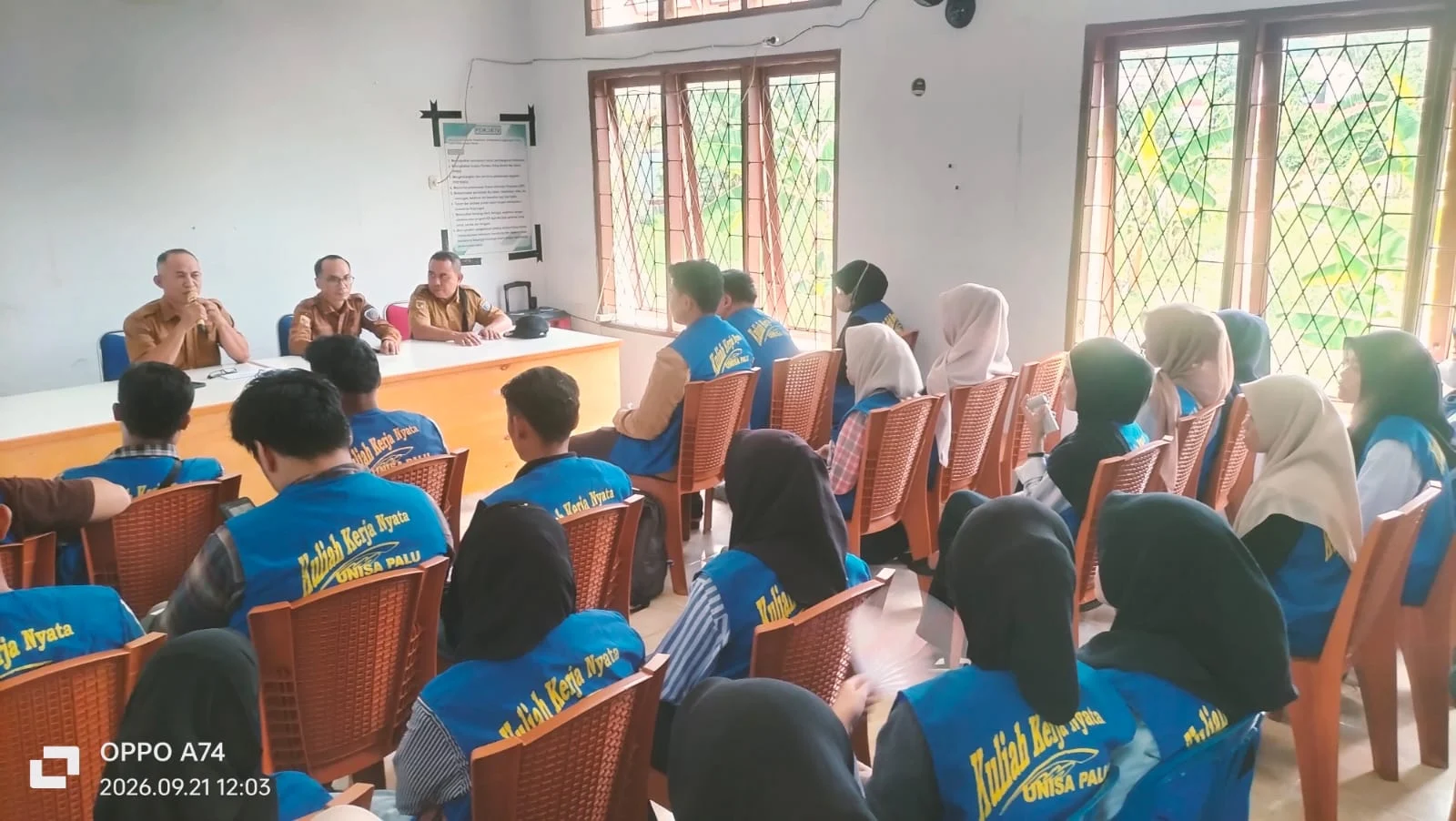 Camat Sindue Tobata Moh. Raifal, S.Sos, Resmi Menerima Kedatangan Mahasiswa KKN Angkatan XXIII Unisa Palu,  Di Aula Kantor