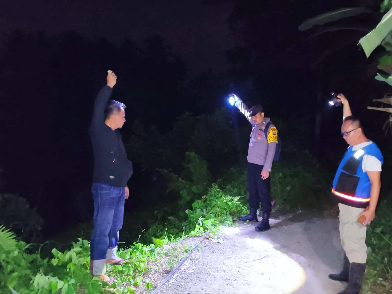 Longsor Akses Jalan Warga Tetehosi I Gunungsitoli, Tiang Listrik PLN Roboh, Personel Polsek dan Petugas PLN Turun Cek Kelokasi