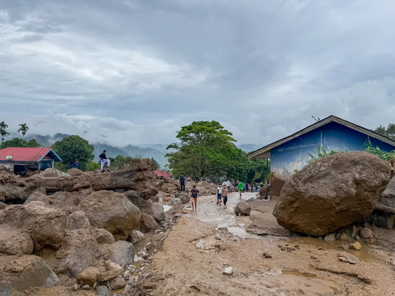 Bupati Solok Jon Firman Pandu Tinjau Langsung Kondisi Banjir Bandang Arosuka