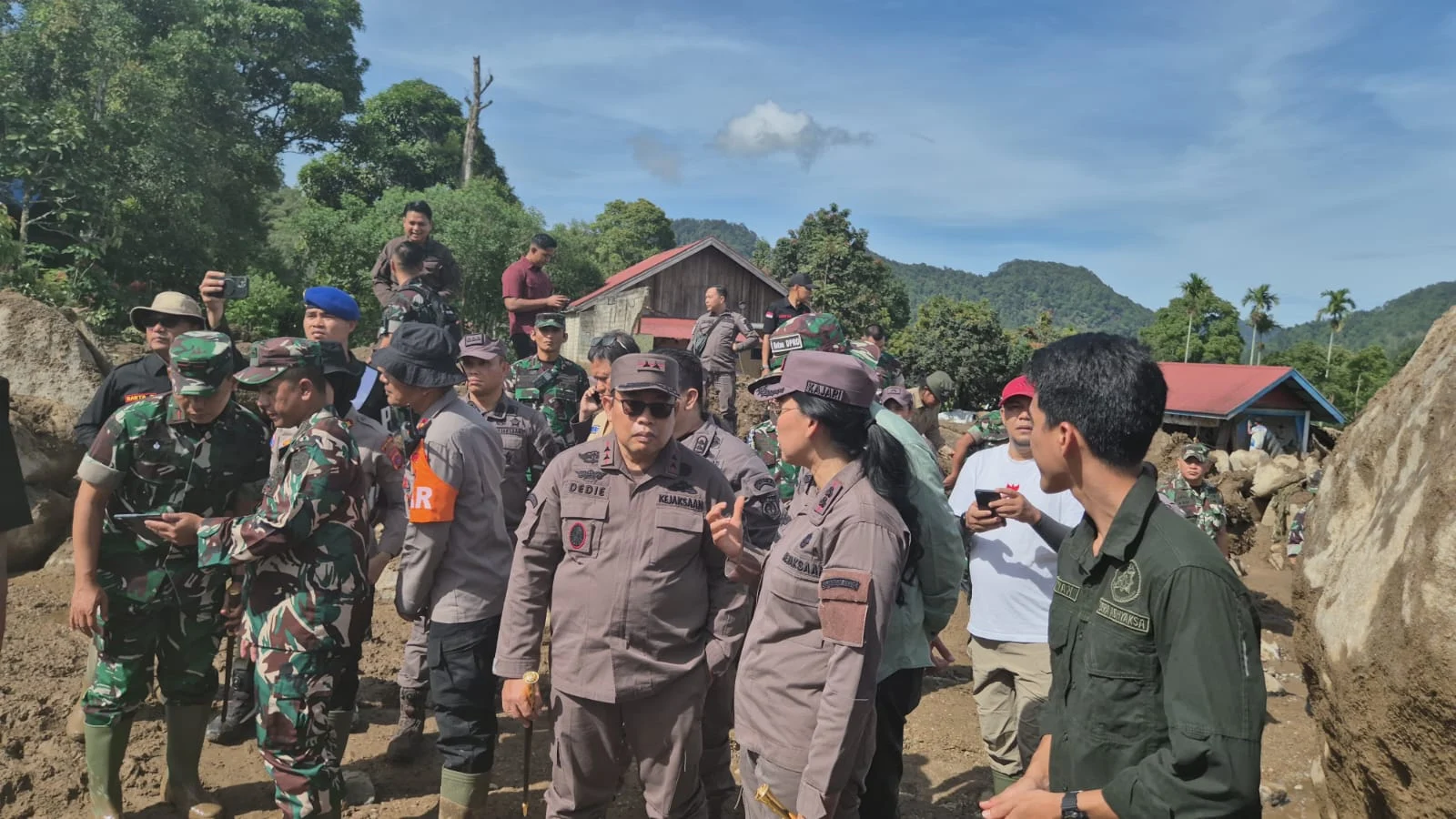 Kajati Sumbar Salurkan 1,5 Ton Beras Serta  Bantuan Makanan Lauk Pauk bagi Masyarakat Terdampak Bencana Banjir Galodo.
