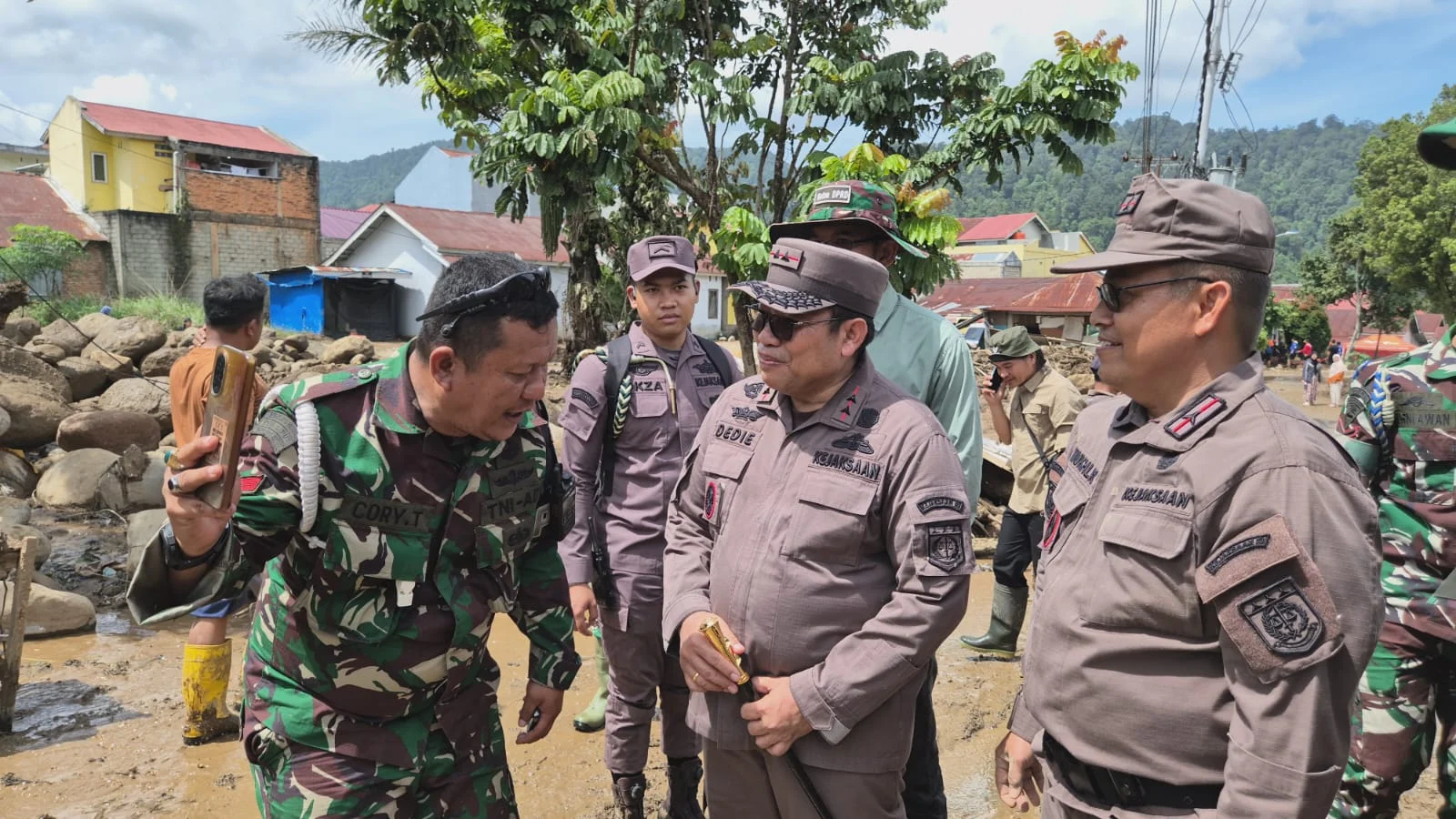 Kajati Sumbar Salurkan 1,5 Ton Beras Serta  Bantuan Makanan Lauk Pauk bagi Masyarakat Terdampak Bencana Banjir Galodo.