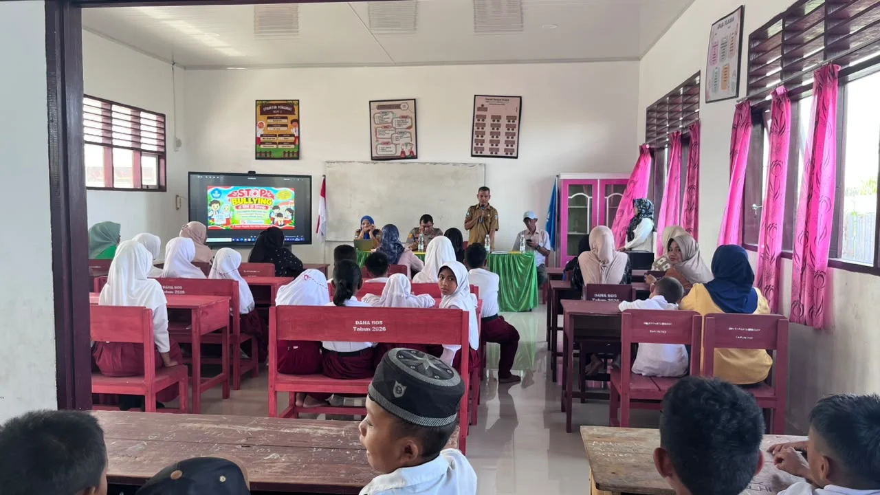 Kapolres Donggala, Melalui Kapolsek Sirenja Iptu Ahmat Coridji, Melakukan Giat Sosialisasi Penanggulangan Bullying Anak Di Lingkungan SDN 10 Sirenja