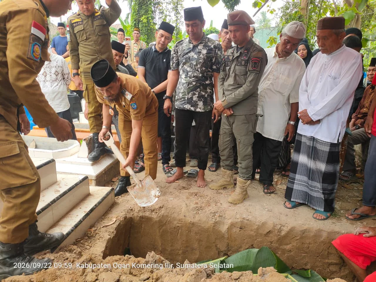 Pemkab OKI Makamkan PNS Inspektorat Secara Kedinasan
