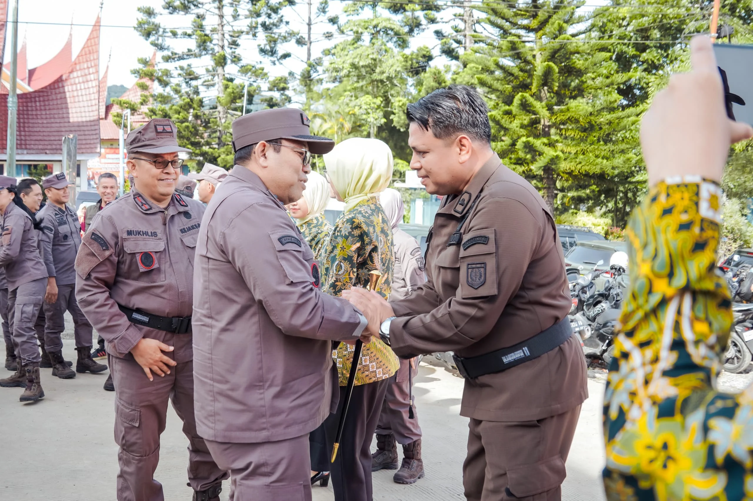 Kepala Kejaksaan Tinggi Sumbar Melalui Kepala Kejaksaan Negeri Solok Bersama dengan Kejari Se - Sumbar Ukir Sejarah Kepedulian dalam Tanggap Darurat Bencana Galodo Arosuka.