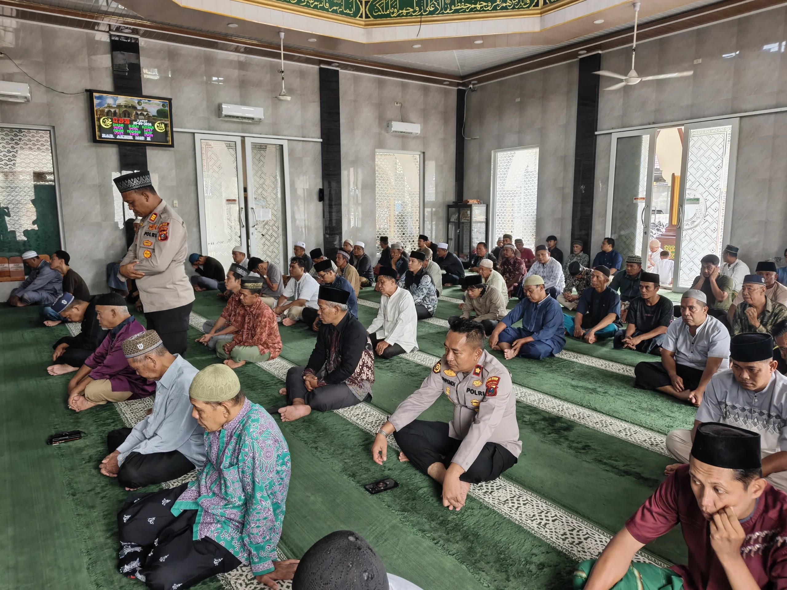 Wakapolres Batu Bara Sholat Jumat di Masjid Salman Al Farisi, Sampaikan Pesan Kamtibmas