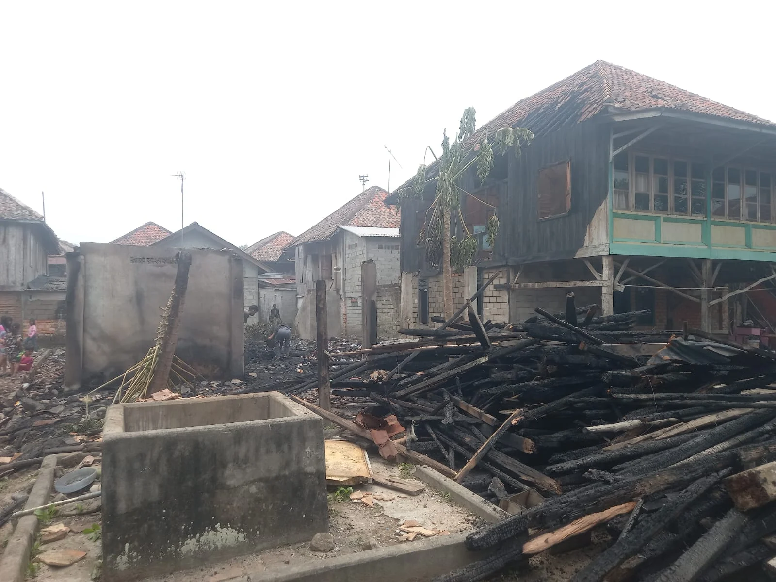 SALAH SATU RUMAH WARGA DI KELUARAHAN KOTA RAYA KAYU AGUNG HABIS DI LALAP SI JAGO MERAH.