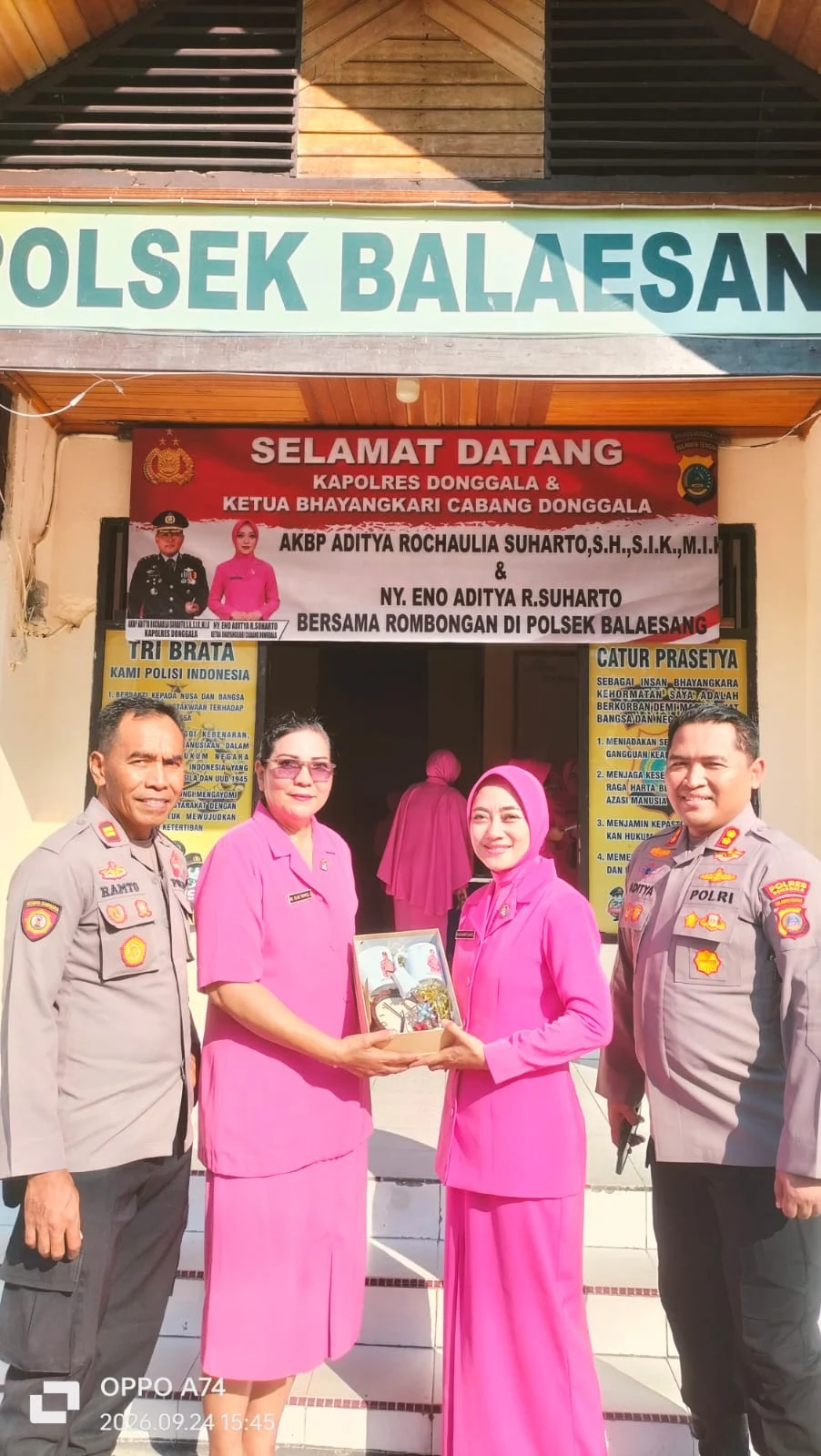 Kapolres Donggala AKBP Aditya Rochaulia Suharto SH, S.I.K. M.I.K. Bersama Ketua Bhayangkari Dan Rombong Di Sambut Kalungan Bunga  Oleh Kapolsek Balaesang 