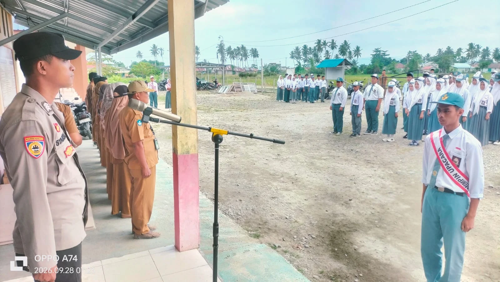 Kapolres Donggala, Melalui Kapolsek Sirenja, Diwakili Bhabinkamtibmas Sebagai Pembina Upacara Hari Senin, Di SMA Negeri 2 Sirenja, Beri Himbauan, Hormati  Dan Hargai Guru Mu 