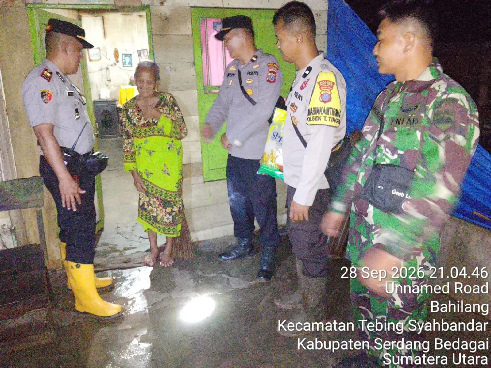 Polres Tebing Tinggi Salurkan Bantuan kepada Warga Terdampak Angin Puting Beliung di Desa Penggalian
