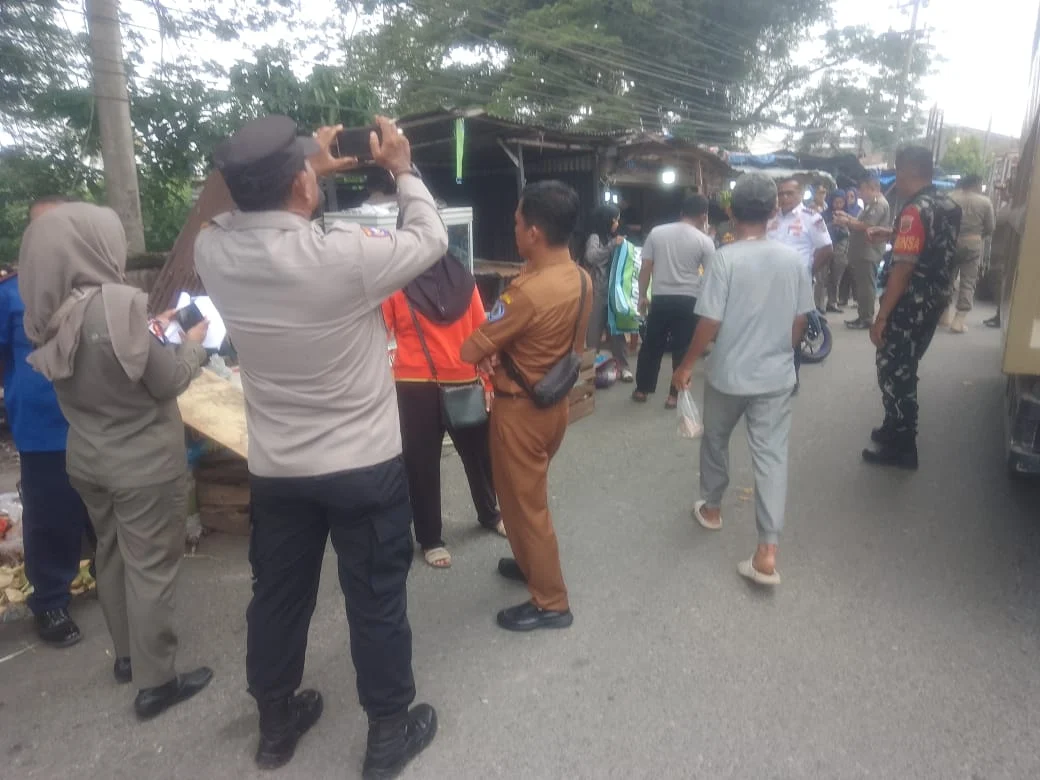 Menata Kota Membangun Desa Cerdas Bersinar Tim Gabungan Satpol PP Dan Dishub Labuhanbatu Bongkar Lapak Liar Dijalan Wr Supratman. 