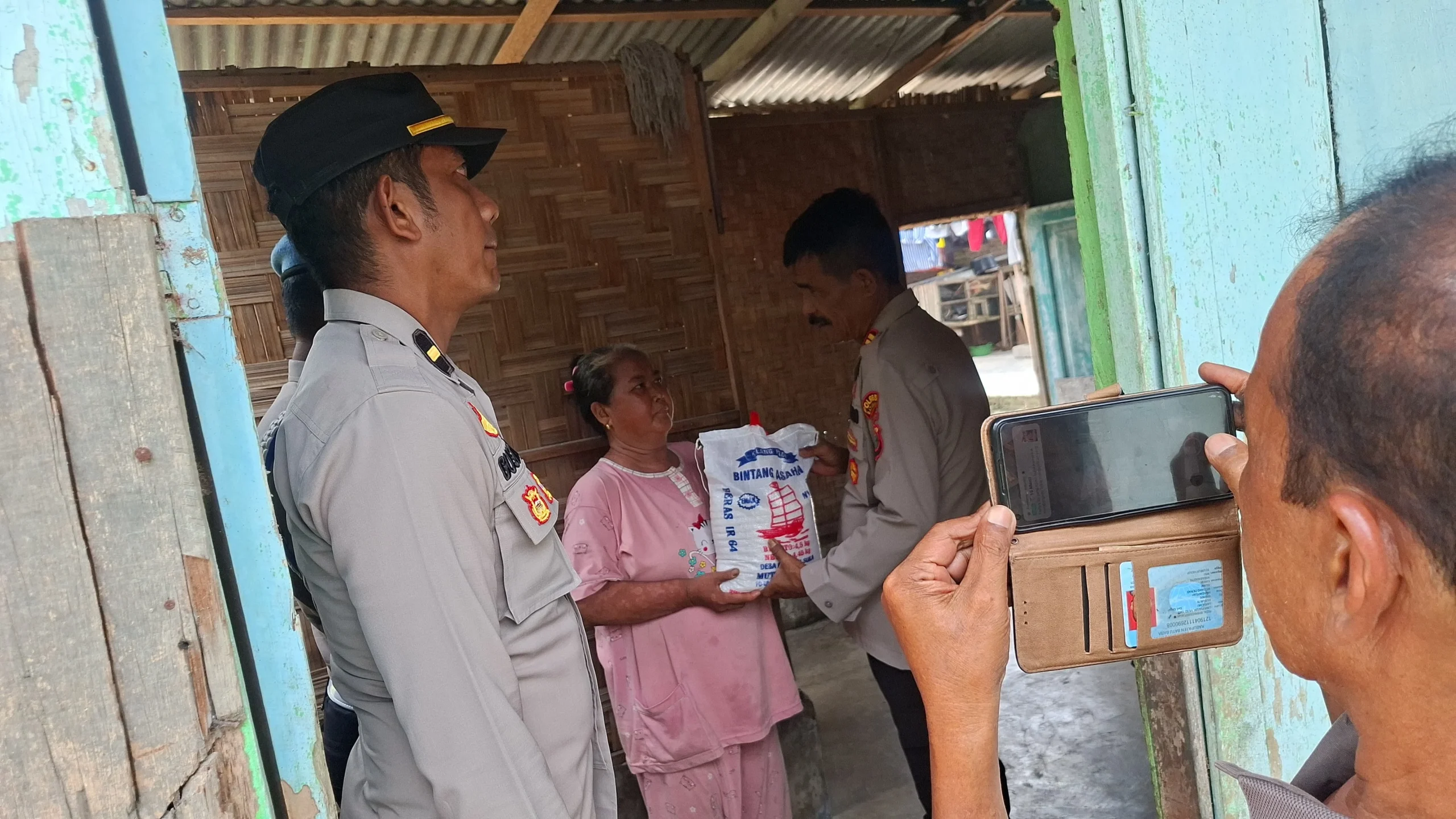 Polsek Medang Deras Salurkan Tali Asih kepada Warga Terdampak Angin Kencang
