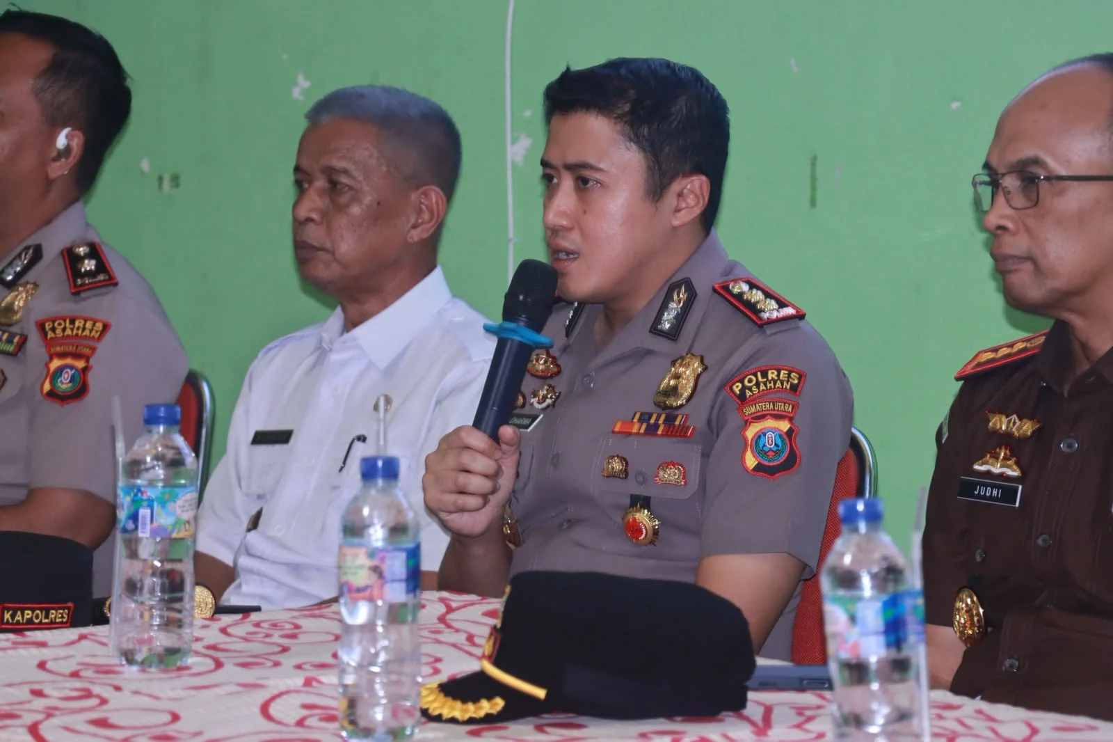 Kapolres Asahan Bersama Forkopimda Salurkan Bantuan kepada Warga Terdampak Bencana Angin Kencang
