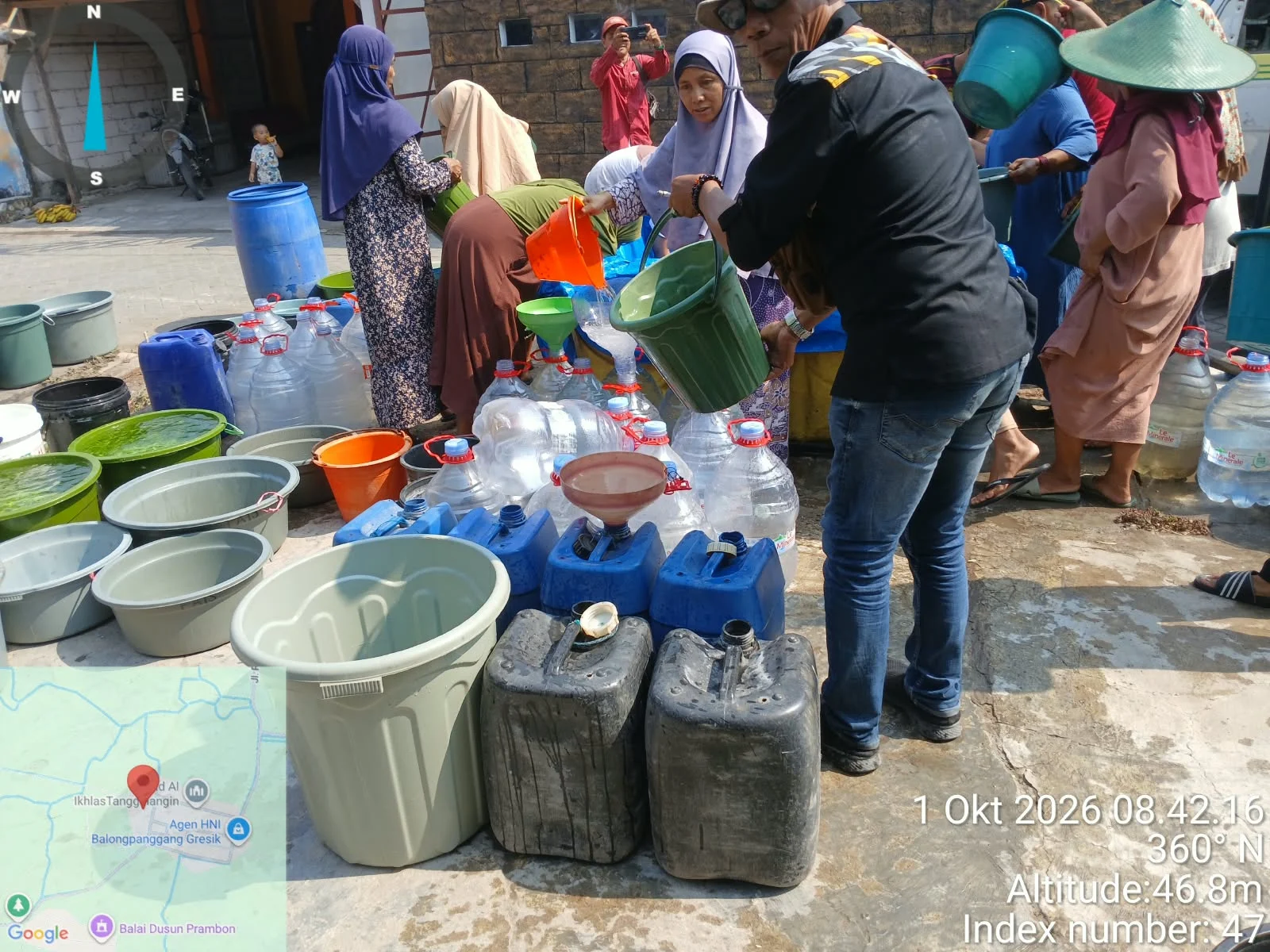 *LSM GMBI kembali, melalui giat sosialnya Berbagi air bersih Pada warga dusun tanggulangin.Desa Ganggang. Kec Balongpanggang*