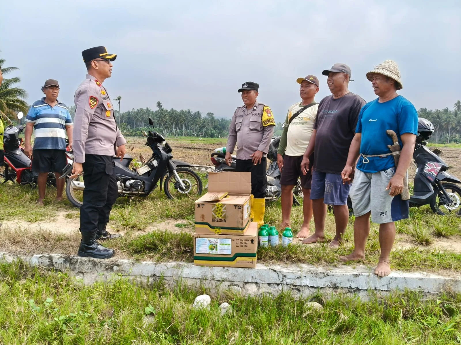 Polres Parigi Moutong Dukung Ketahanan Pangan, Kabag SDM Serahkan Bantuan Pestisida kepada Kelompok Tani Jagung Perkasa