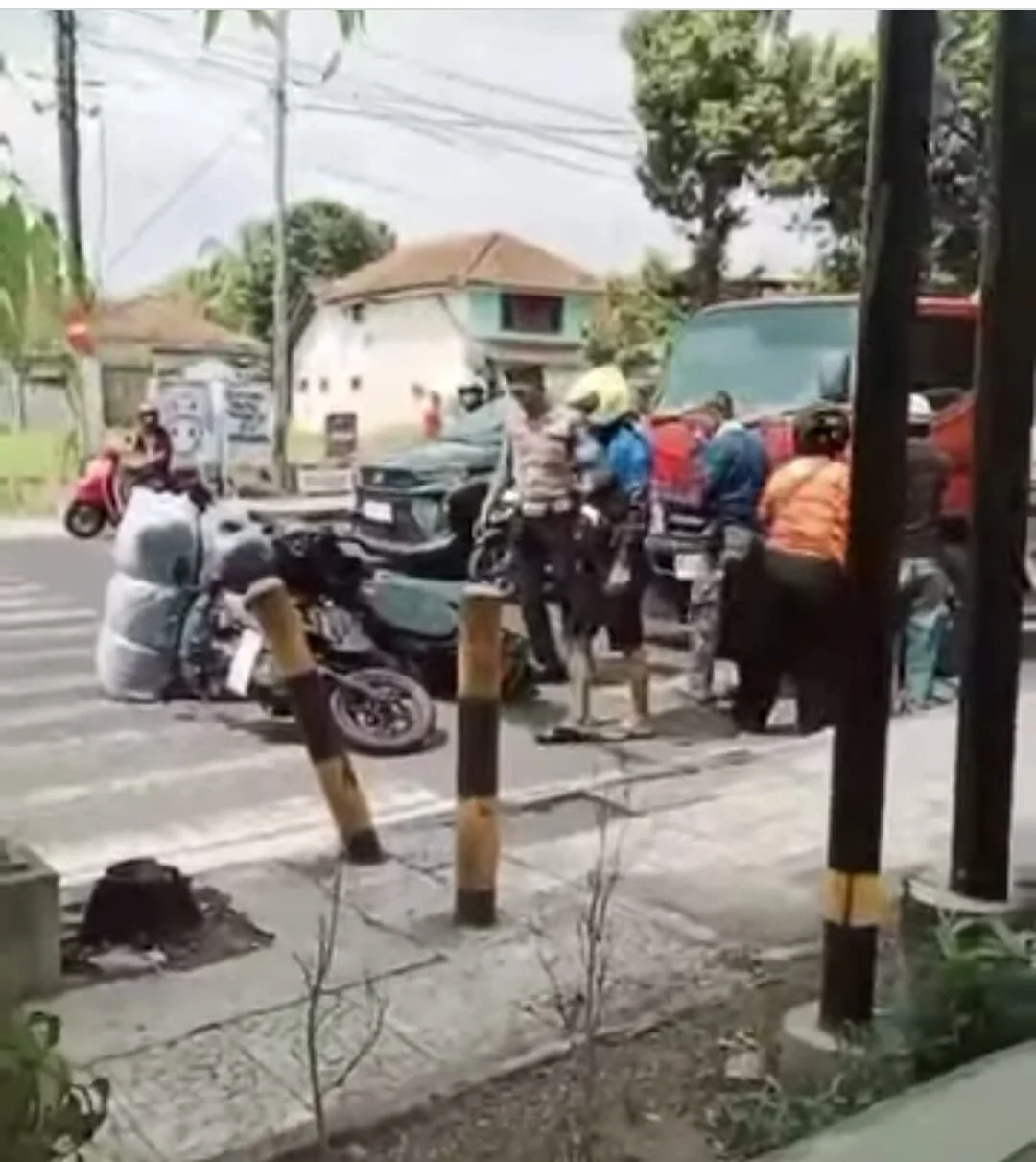 Unit Turjawali Satlantas Polres Ciamis Sigap Membantu Penanganan Lakalantas Simpang Tonjong
