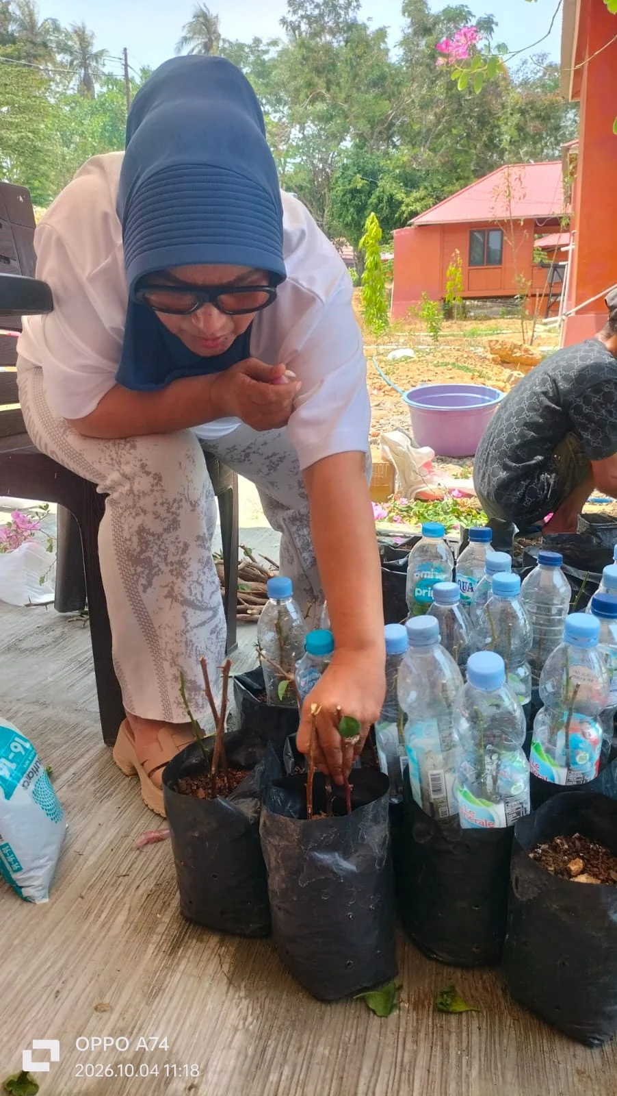 Anggota DPRD Prov. Sulteng Komisi II, Dr.Hj. Verra Mastura, S.Sos, M.Si, Kreatif Tanam Bunga, Melestarikan Bougenville Bibit Unggul Dari Jakarta & Bogor ( Import ) Di Villanya Sangganipa Donggalla