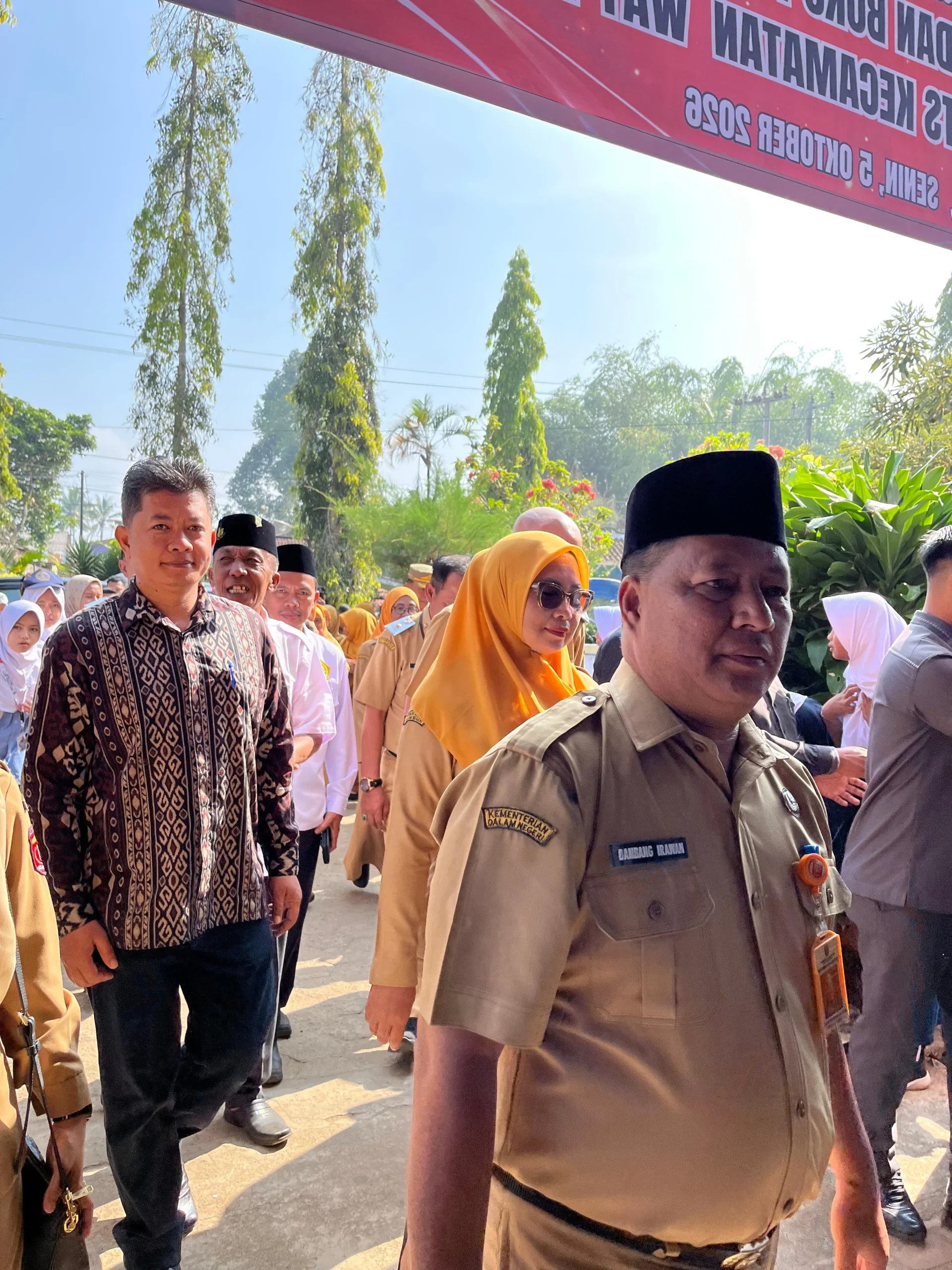 Program Seragam Gratis Berlanjut, Bambang Irawan Dorong Semangat Belajar Siswa.