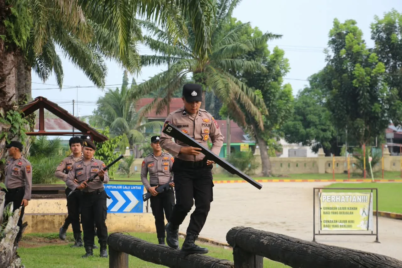 Jaga Kebugaran dan Kesiapan Tugas, Personel Polres Tebing Tinggi Ikuti Latihan Halang Rintang