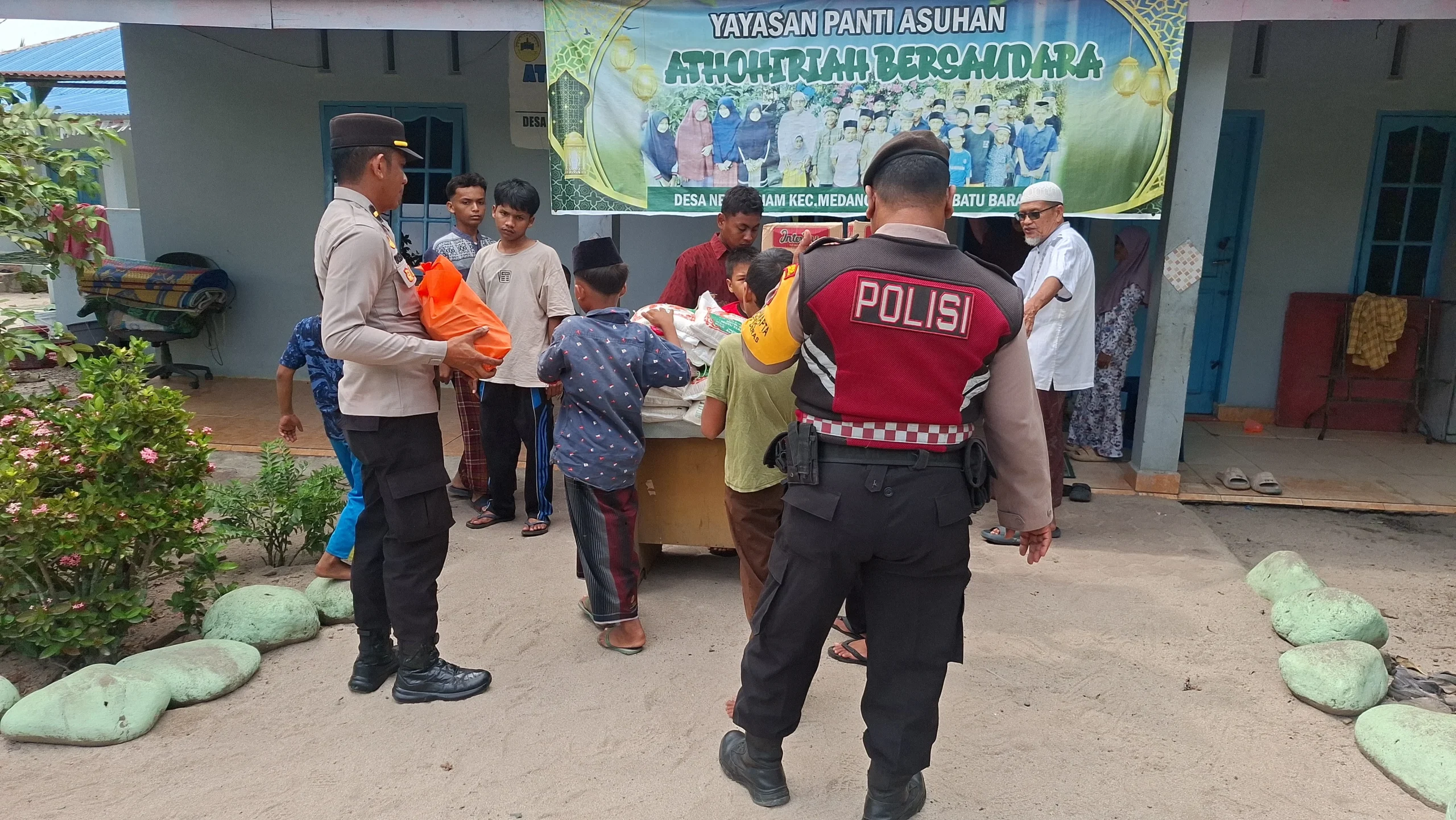 Polsek Medang Deras Berbagi Berkah, Santuni Anak Yatim di Panti Asuhan Ath-Thohiriyyah Bersaudara